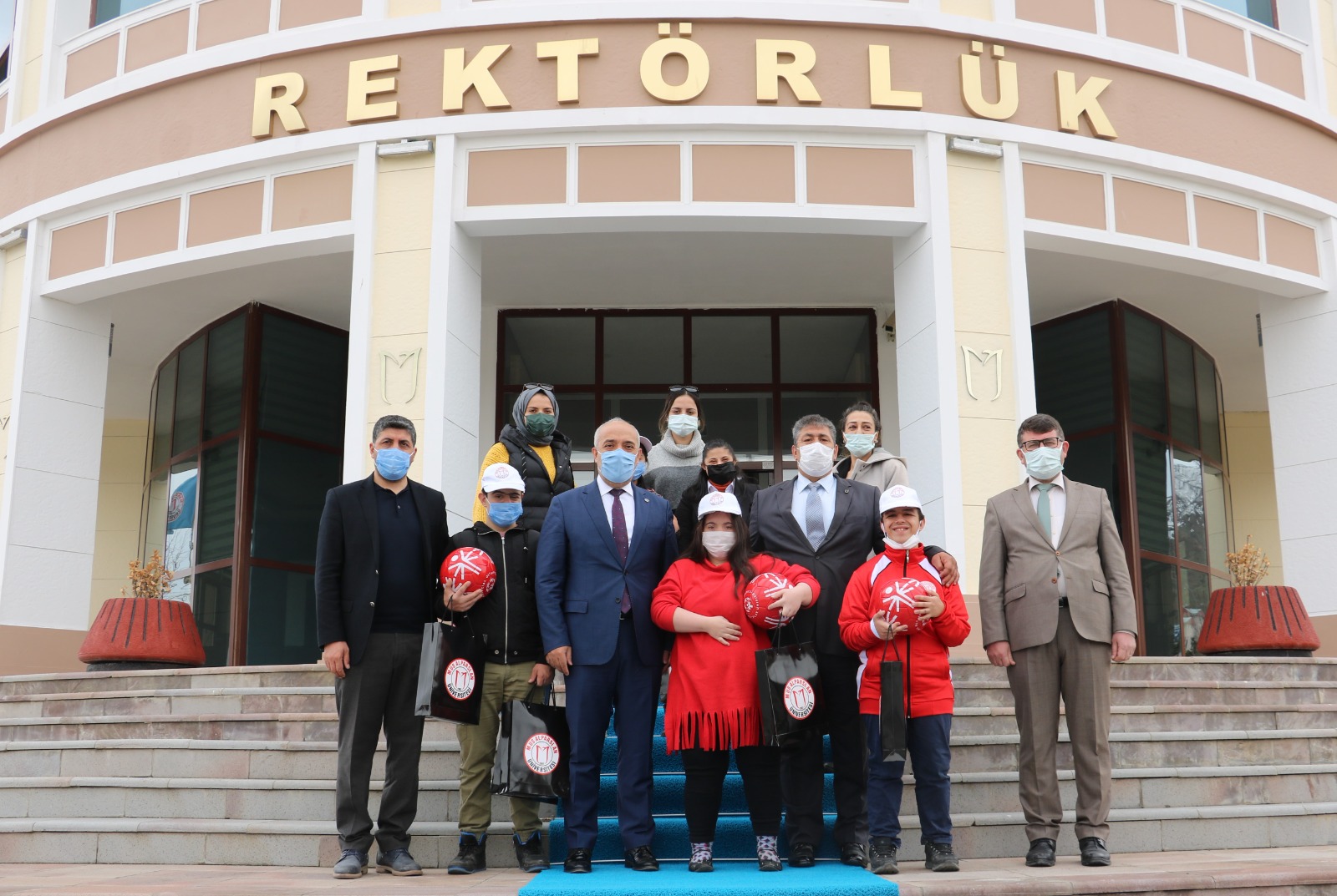 rektor-polat-ozel-gencleri-agirladi-646