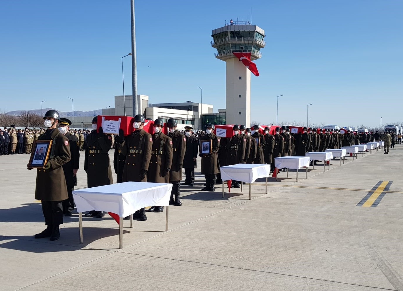 rektorumuz-sehitleri-ugurlama-torenine-katildi-666