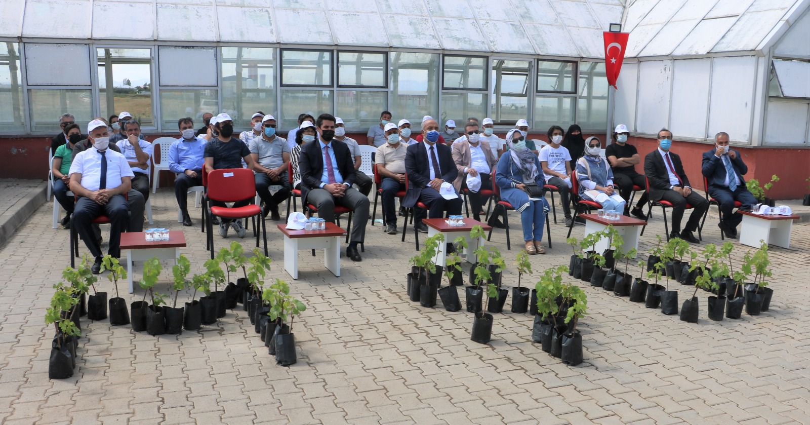 uygulamali-bilimler-fakultesinden-tuplu-asma-fidani-dagitim-toreni-667