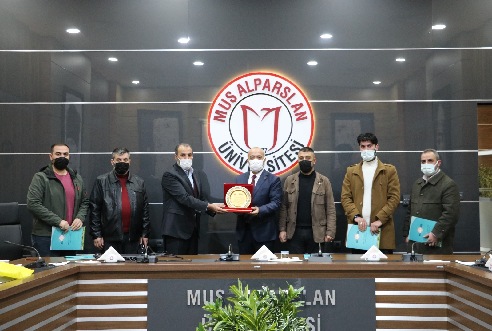 stklardan-rektorumuze-anlamli-ziyaret-709