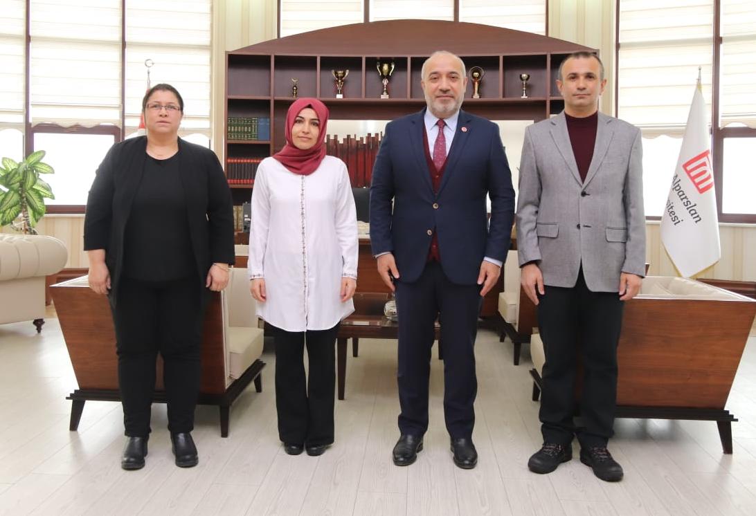 plaques-from-our-rector-to-academics-with-the-highest-scores-1308