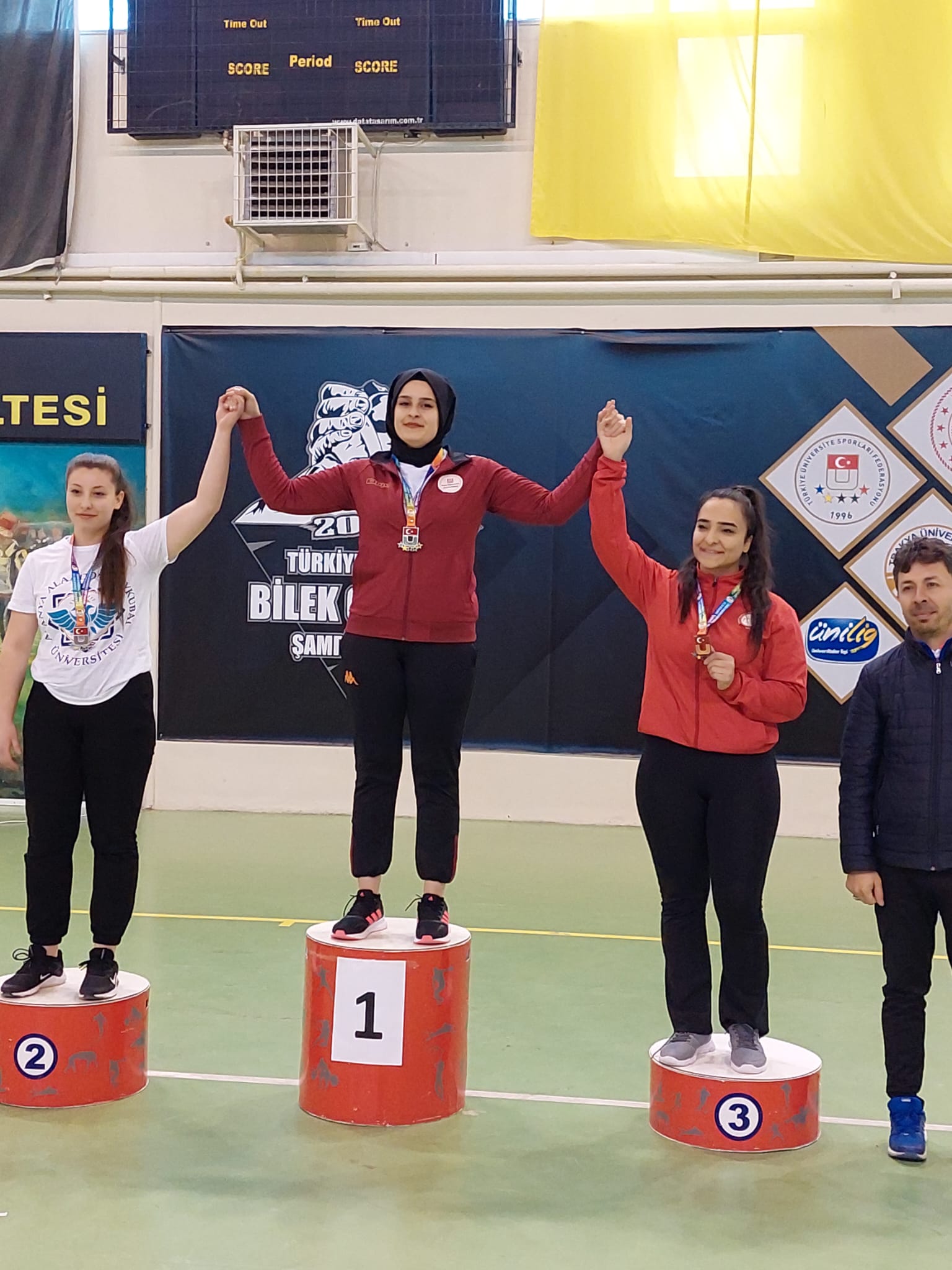 ogrencimiz-bilek-guresi-unilig-turkiye-sampiyonasinda-2-altin-madalya-kazandi-1375