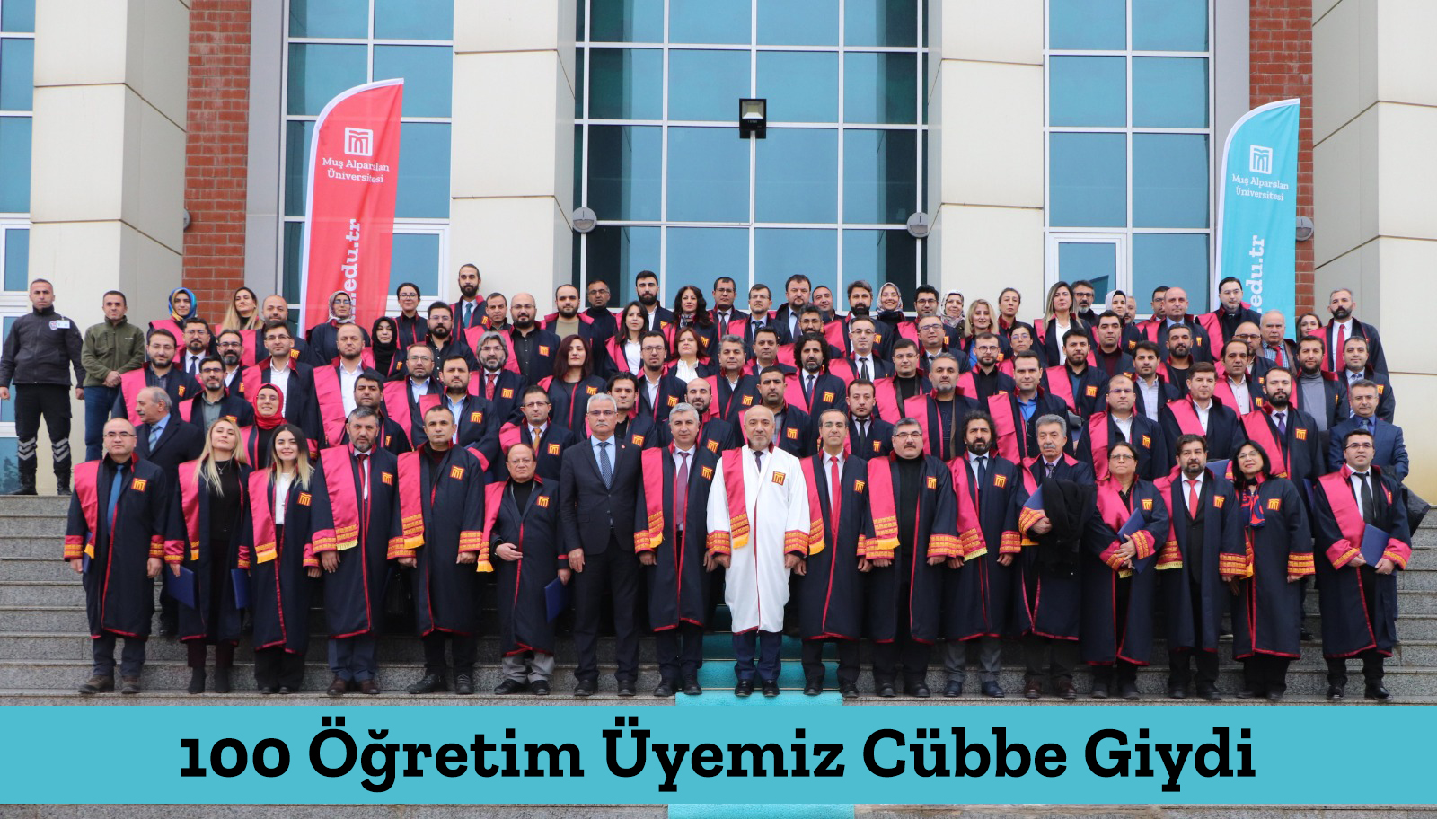 100-ogretim-uyemiz-cubbe-giydi-2339