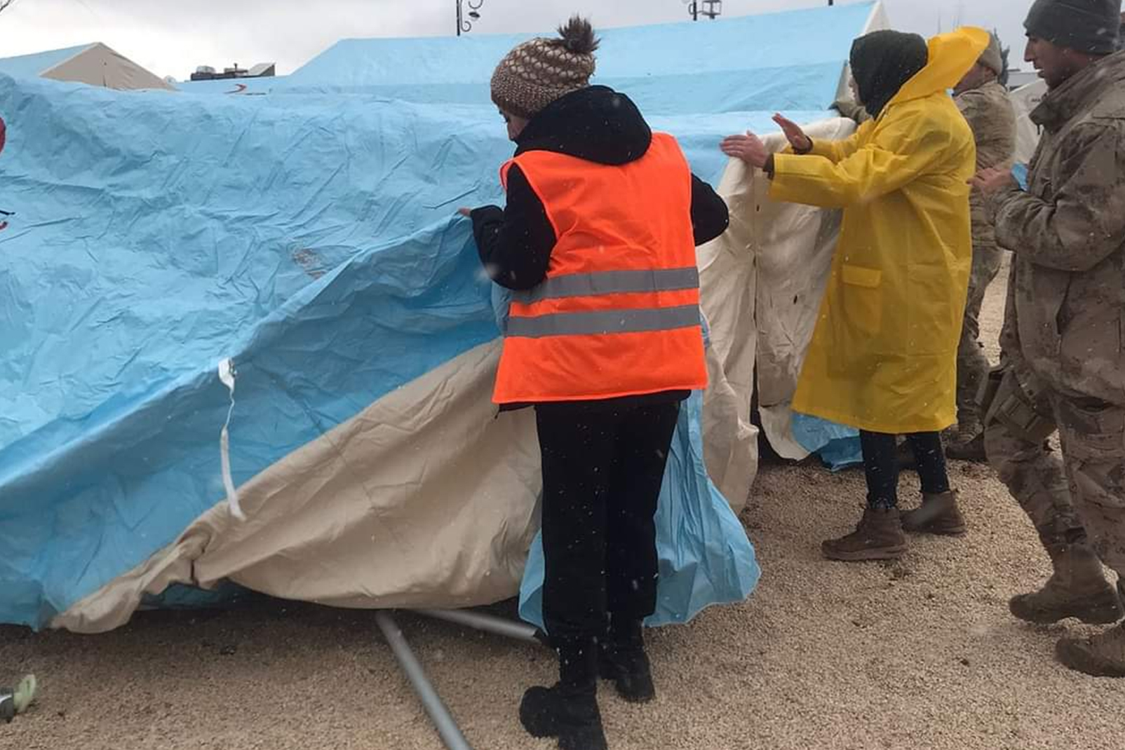 afad-volunteer-students-helped-earthquake-victims-2387