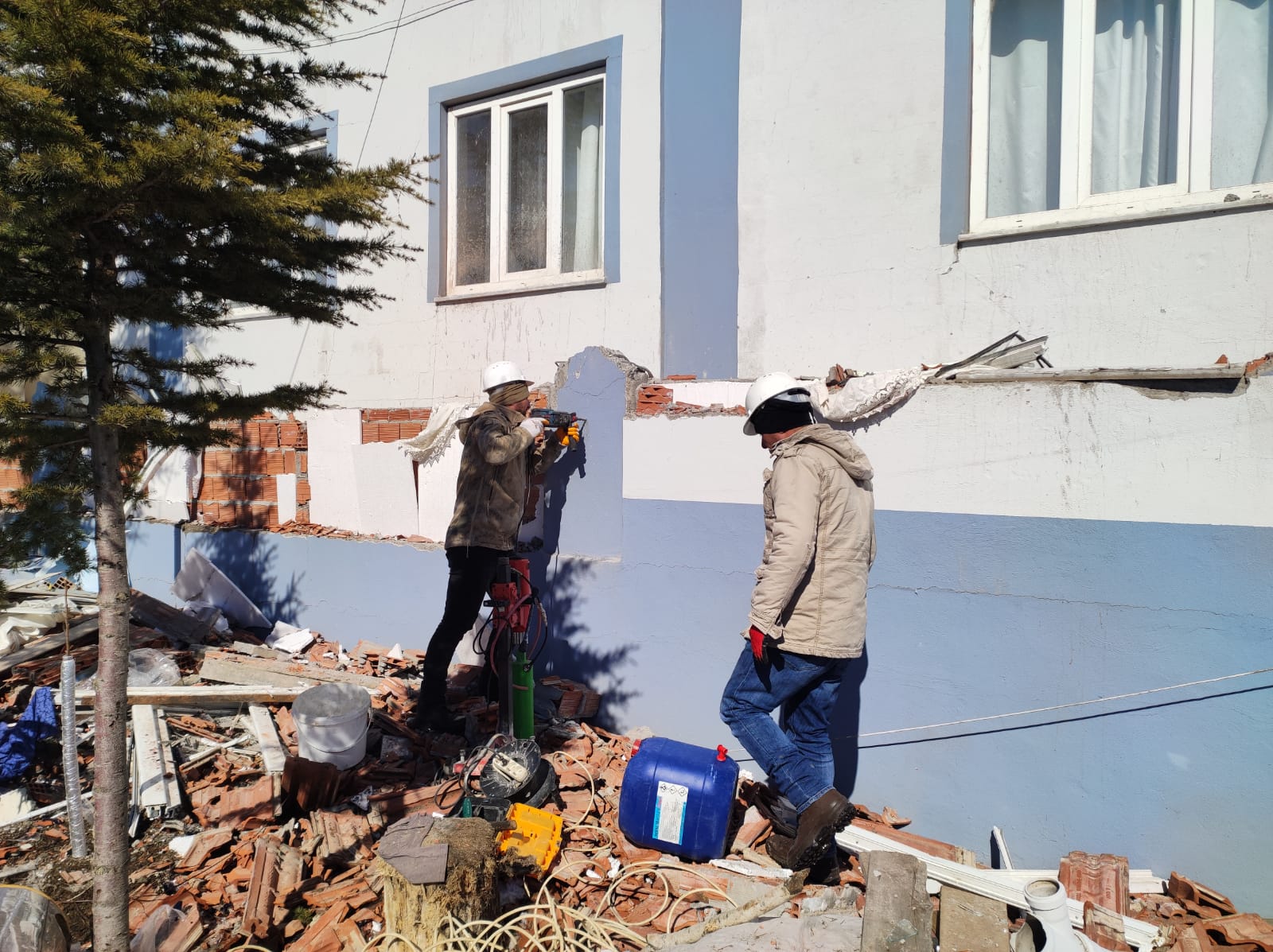 the-technical-team-is-in-the-earthquake-zone-2392