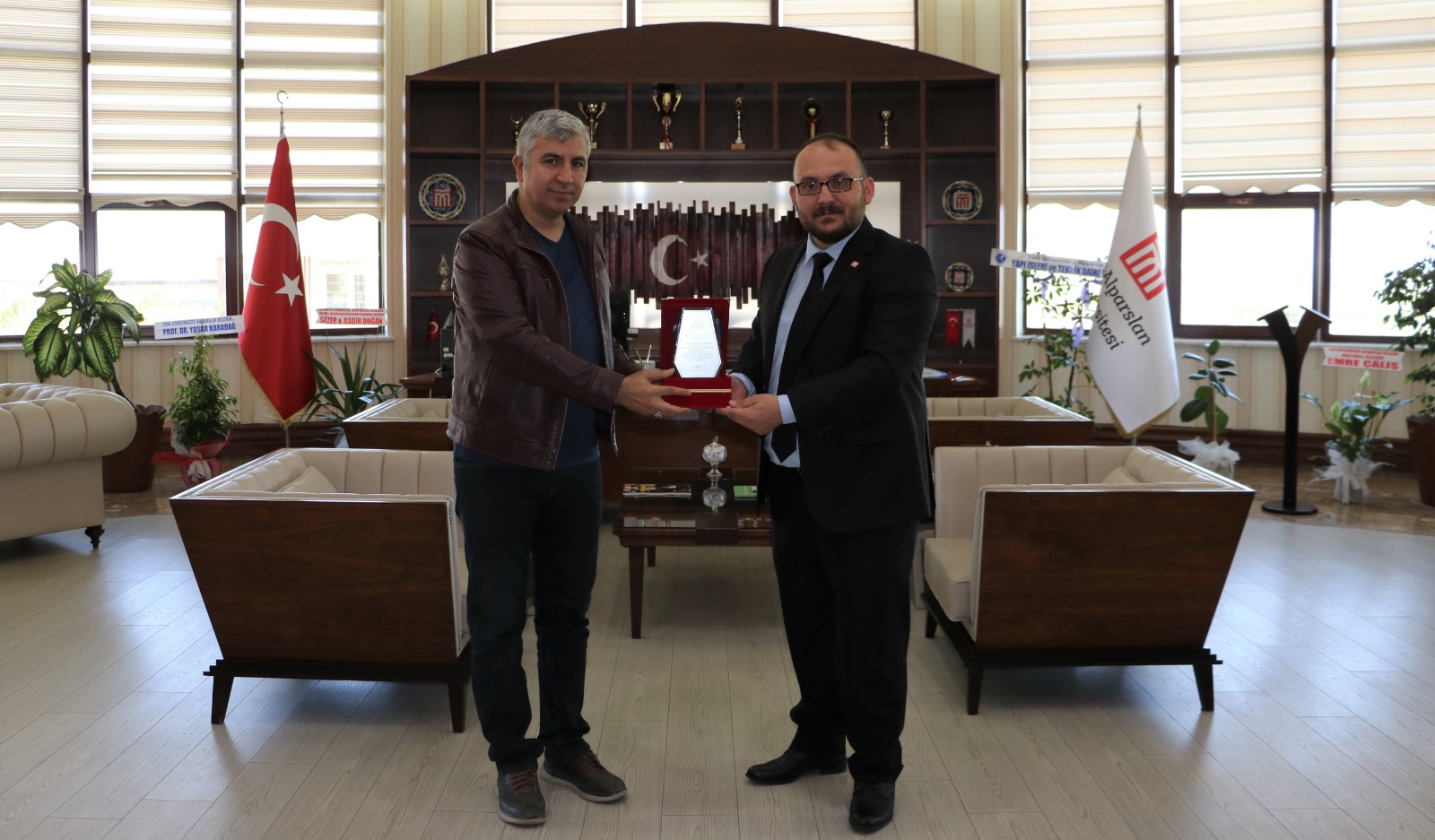plaque-presentation-from-our-rector-to-vice-rector-caydas-2743