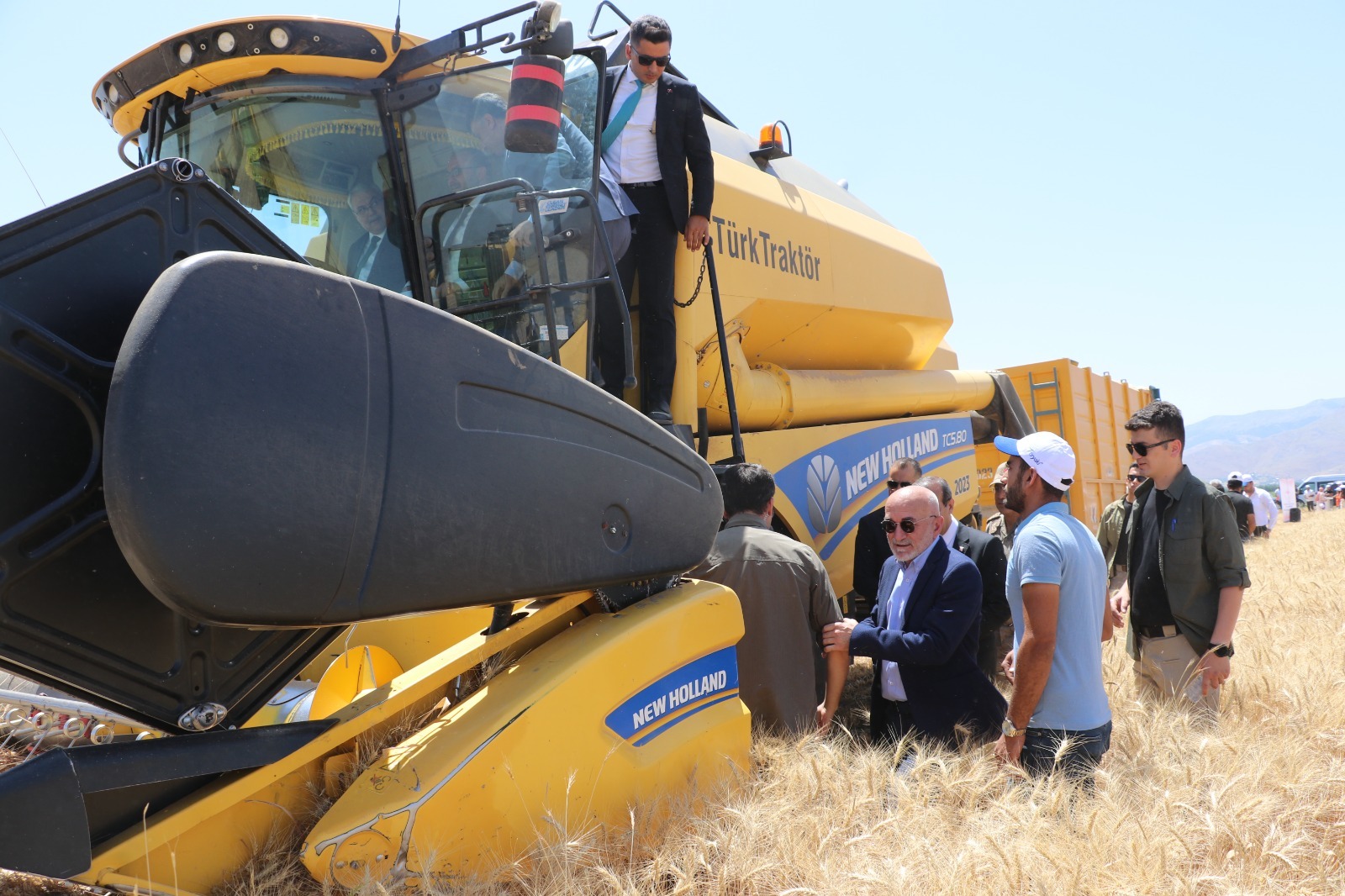 maun-rector-participated-in-yildiz-alparslan-agricultural-enterprise-wheat-harvest-2844