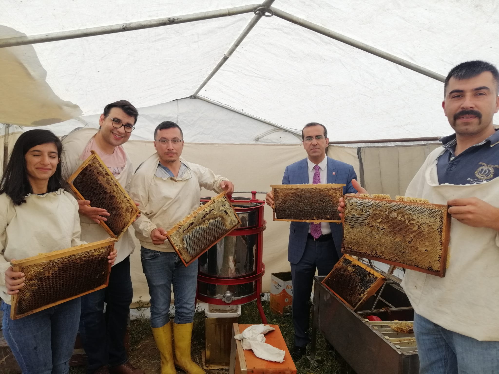honey-harvesting-was-carried-out-at-maun-2899