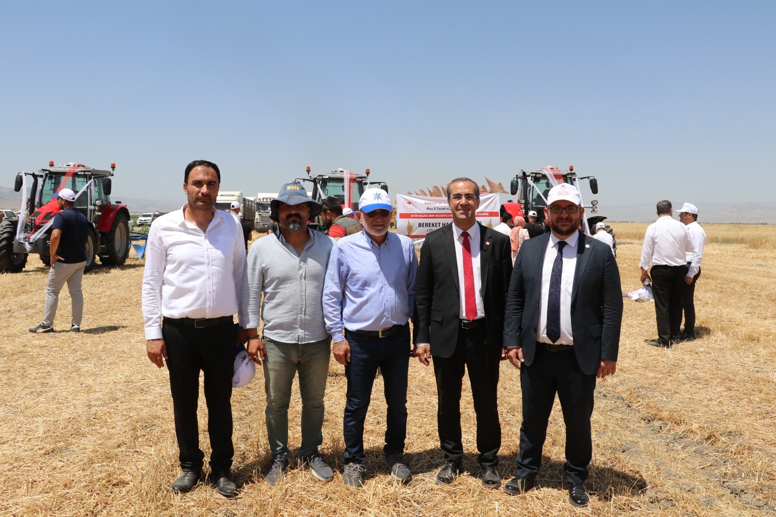 mus-alparslan-universitesi-ve-yildiz-tarim-isletmesi-ortakligiyla-yurutulen-tahil-hasadi-gerceklestirildi-2904