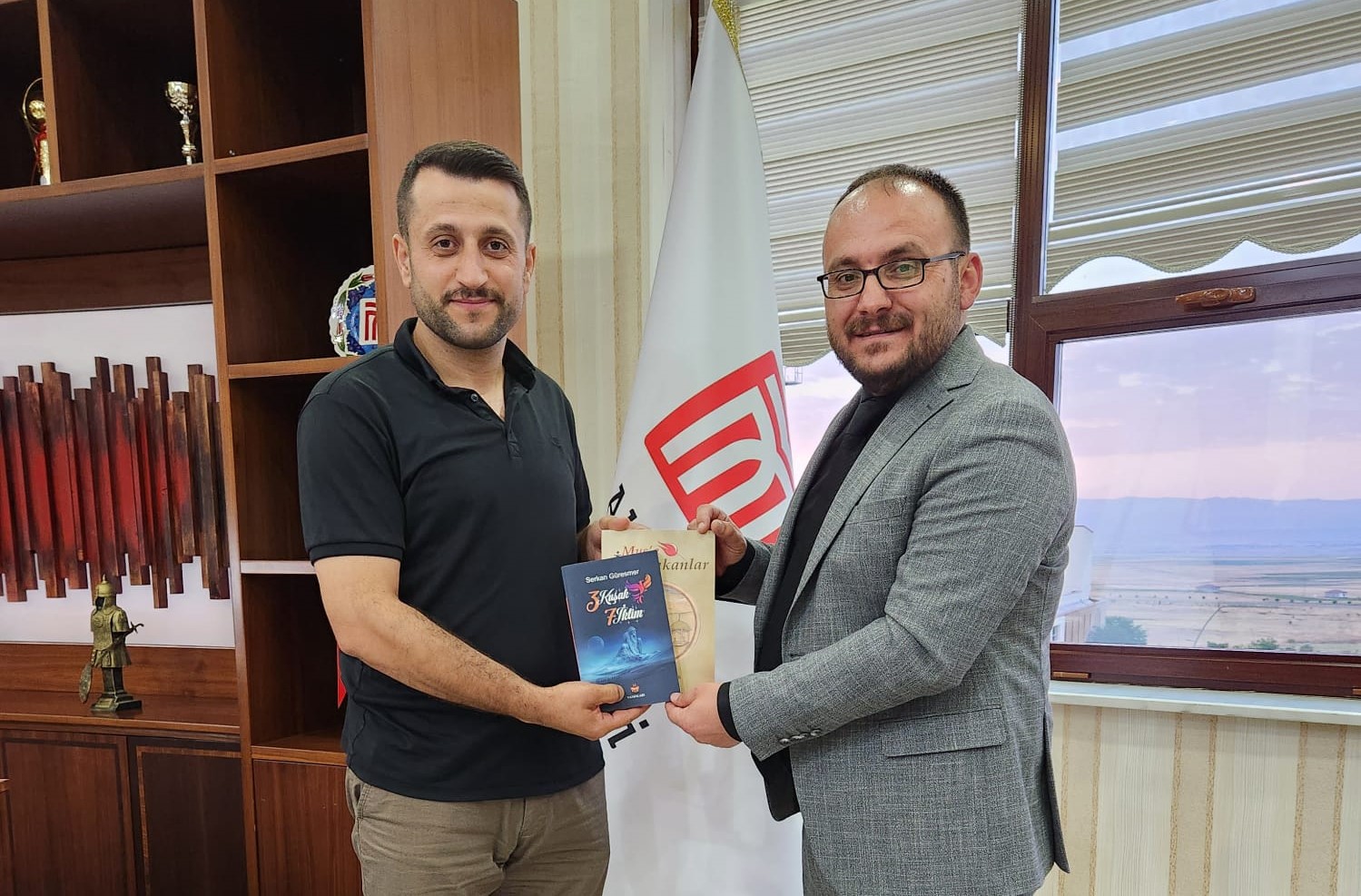 muslu-yazar-serkan-guresmer-ve-mus-bisiklet-dernegi-uyelerinden-rektorumuze-ziyaret-2932