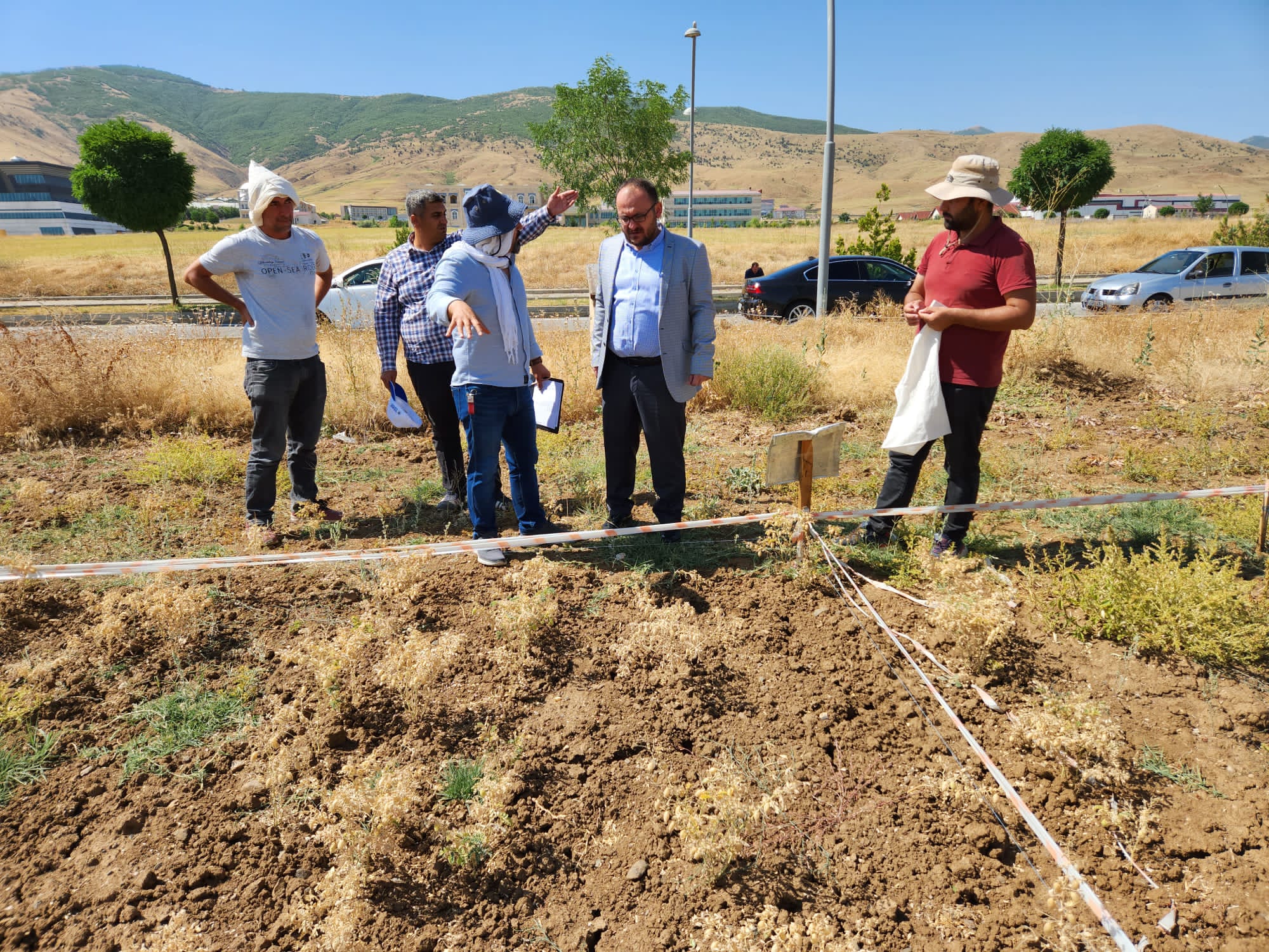 the-rector-gets-information-about-trial-plantings-2974