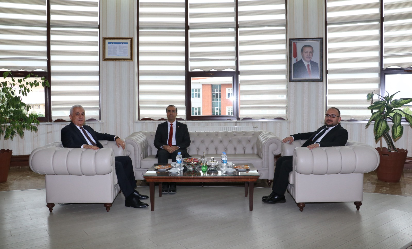 governor-cakir-visited-our-rector-3140
