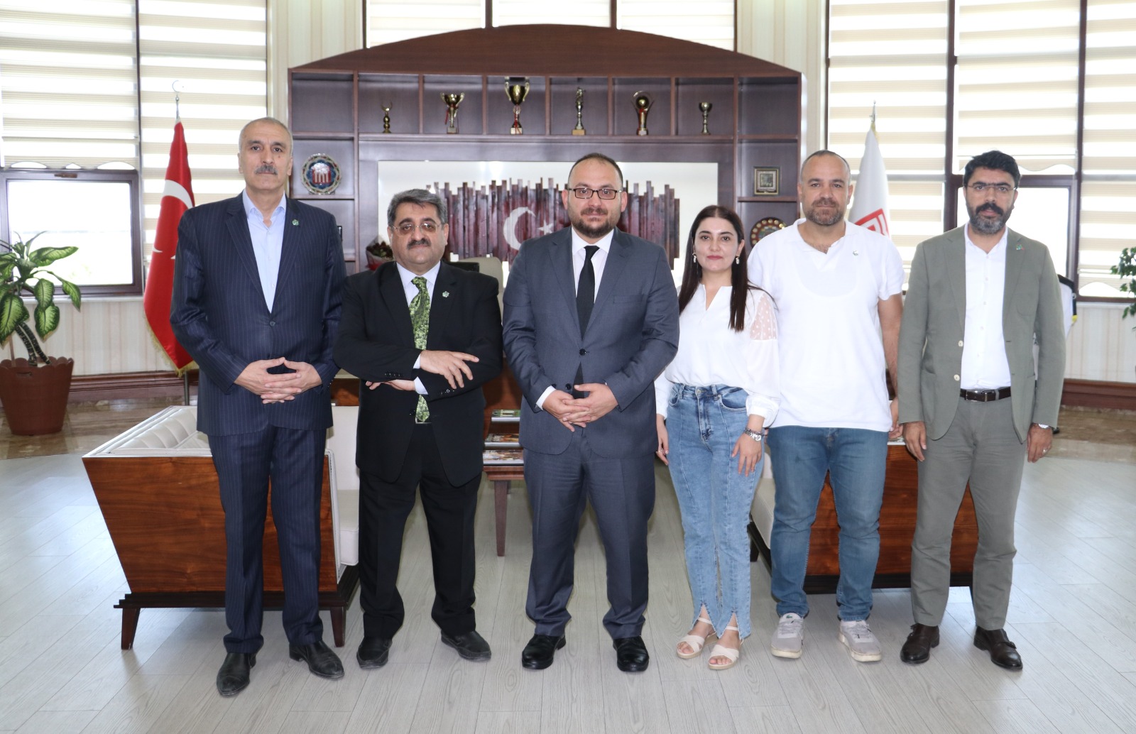 congratulations-visit-from-mus-oak-association-to-our-rector-3150