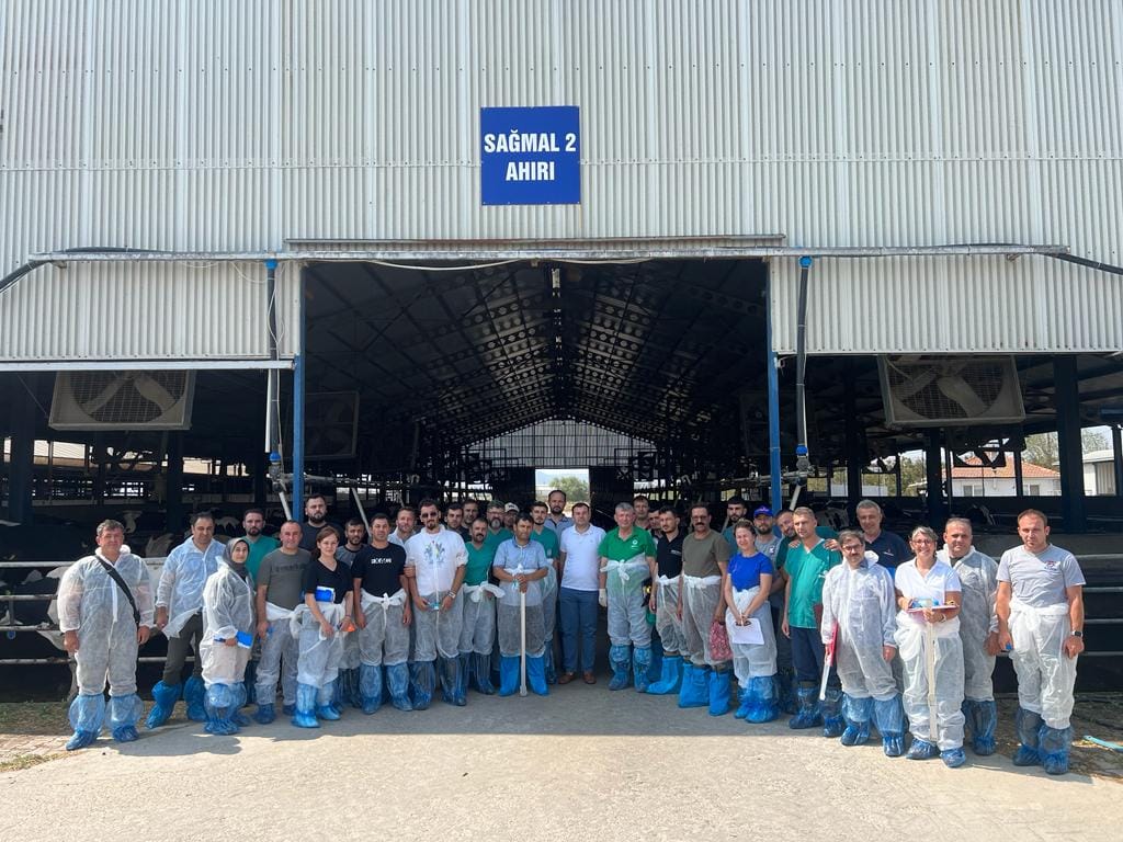 under-the-leadership-of-our-university-technical-personnel-from-various-cities-receive-training-support-3395