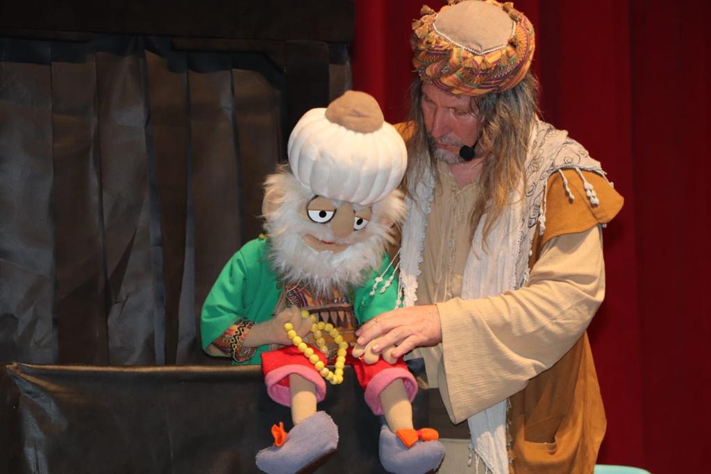 meddah-amca-ve-kuklalari-izleyenleri-buyuledi-3701