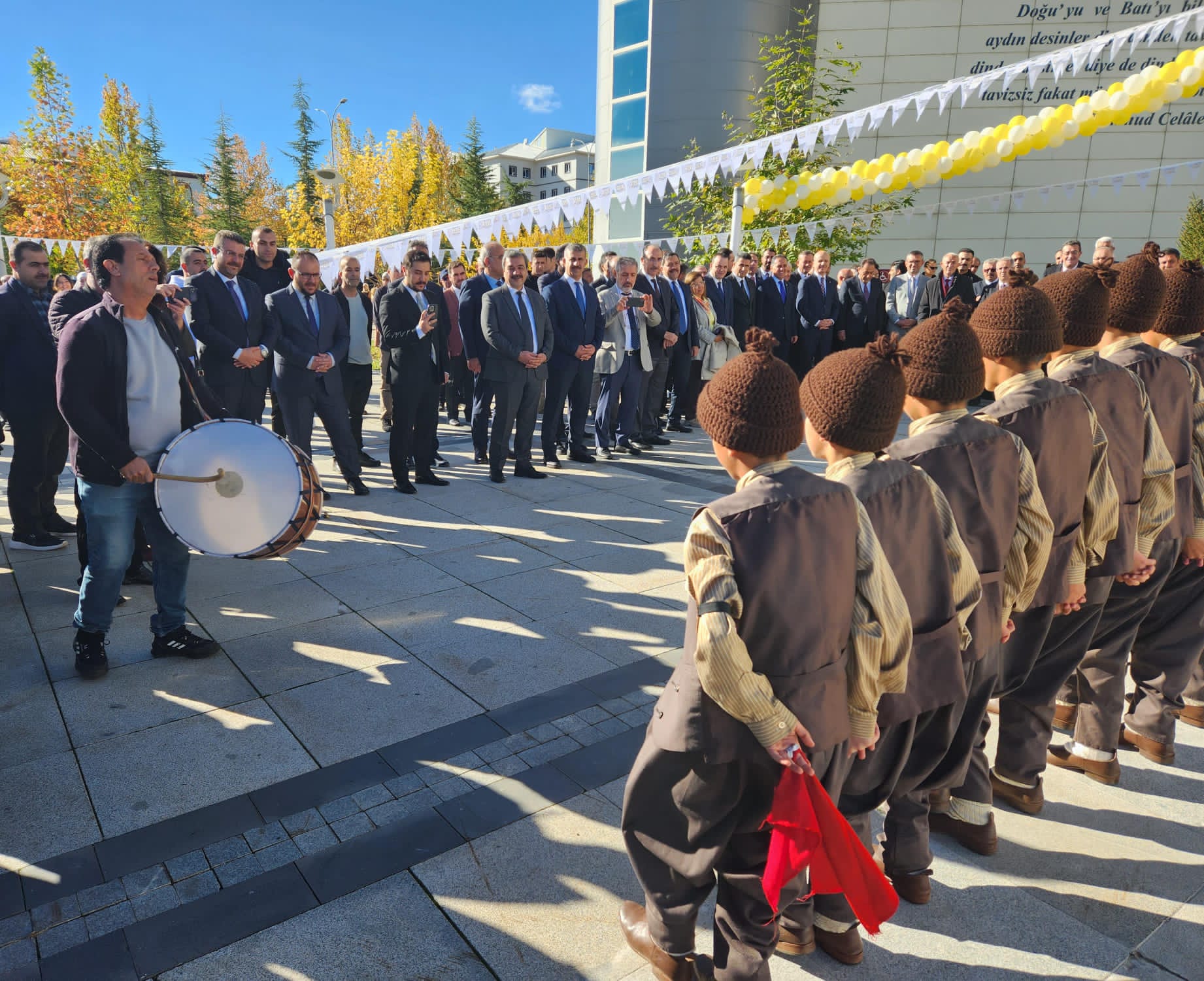 rektorumuz-uluslararasi-bal-surasi-ve-fuari-programi-kapsaminda-bingolde-3702