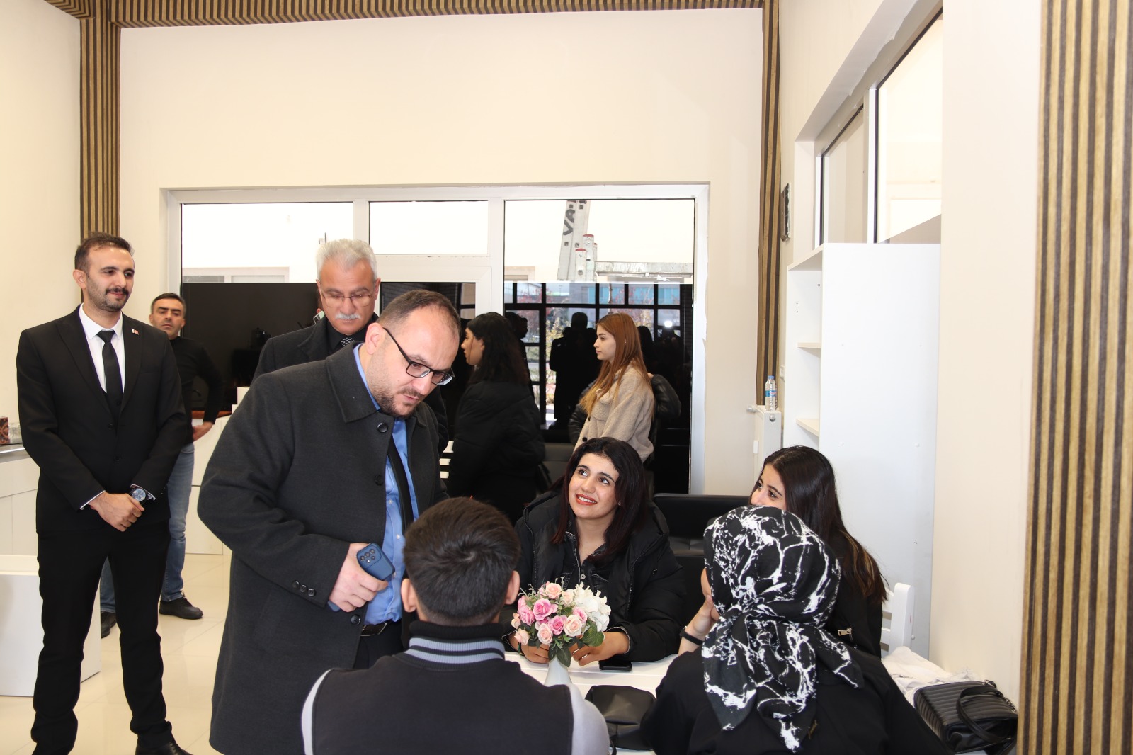 rektorumuz-ve-ogrencilerimiz-cay-bahane-cafede-bulustu-3753