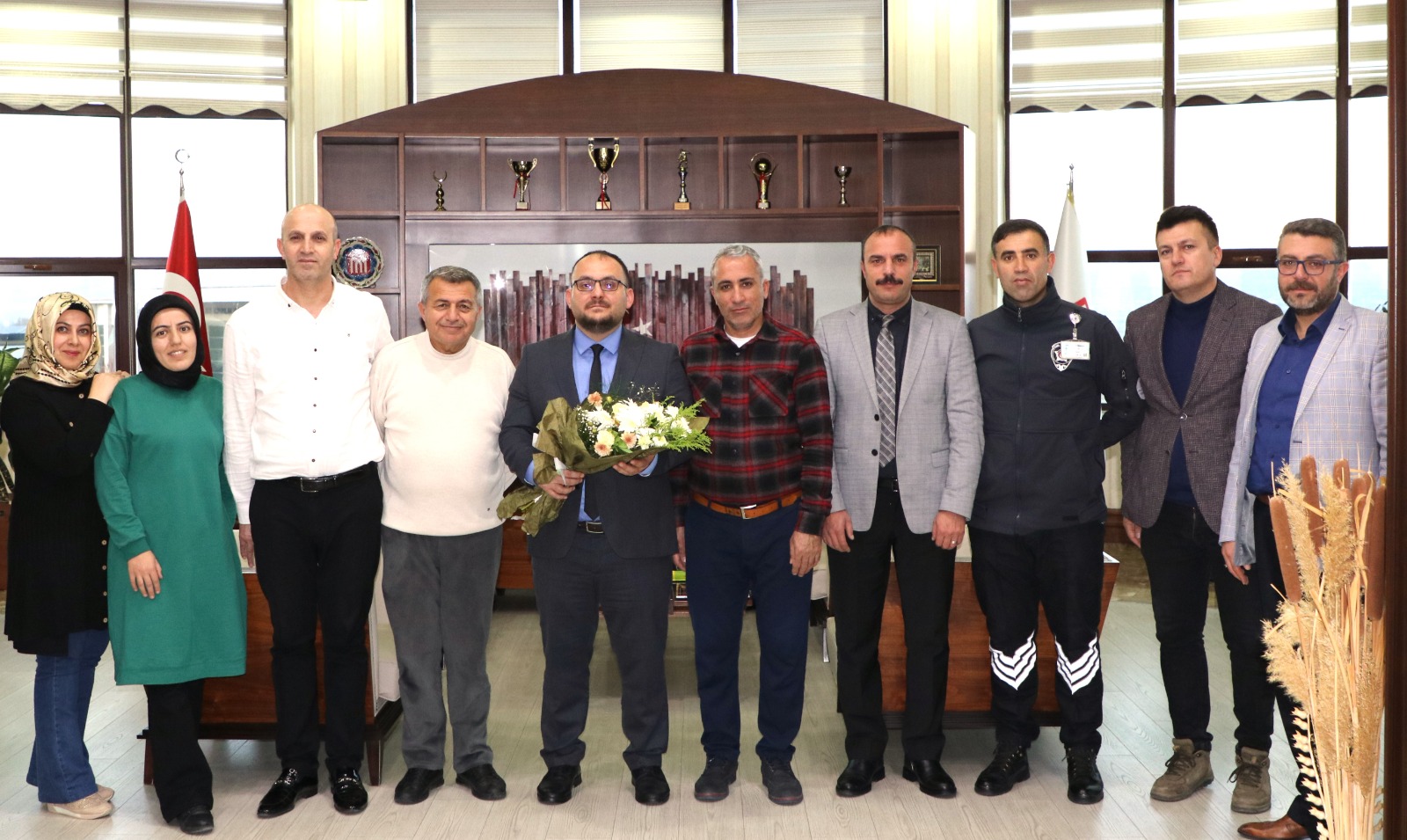 rektorluk-ozel-kalem-ekibinden-rektorumuze-anlamli-ziyaret-3772