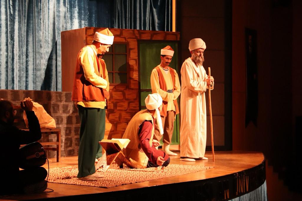 askin-pazarinda-yunus-emre-tiyatroseverlerle-bulustu-3819