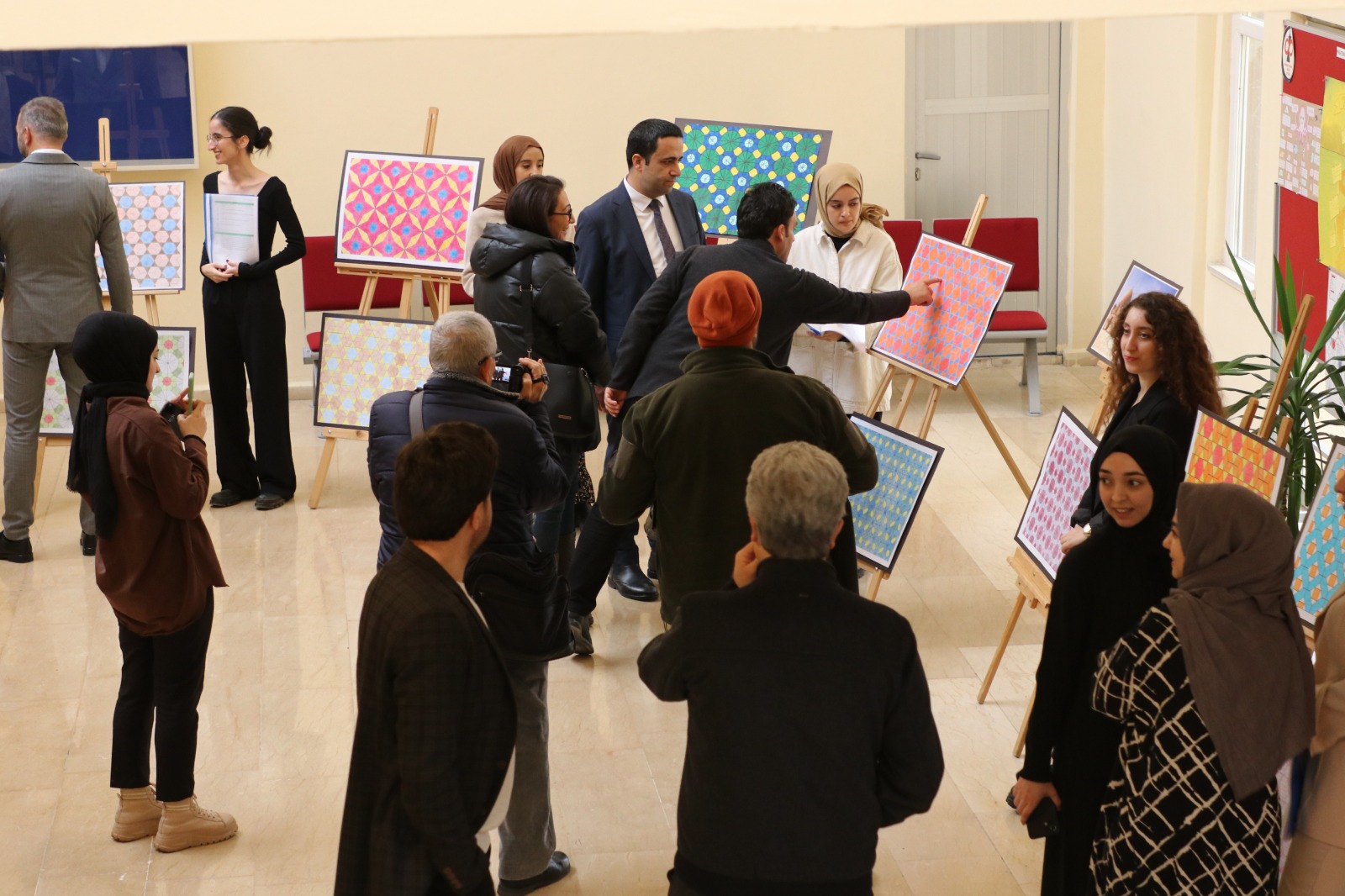 maun-witnessed-the-convergence-of-islamic-geometric-decorations-and-mathematics-4109