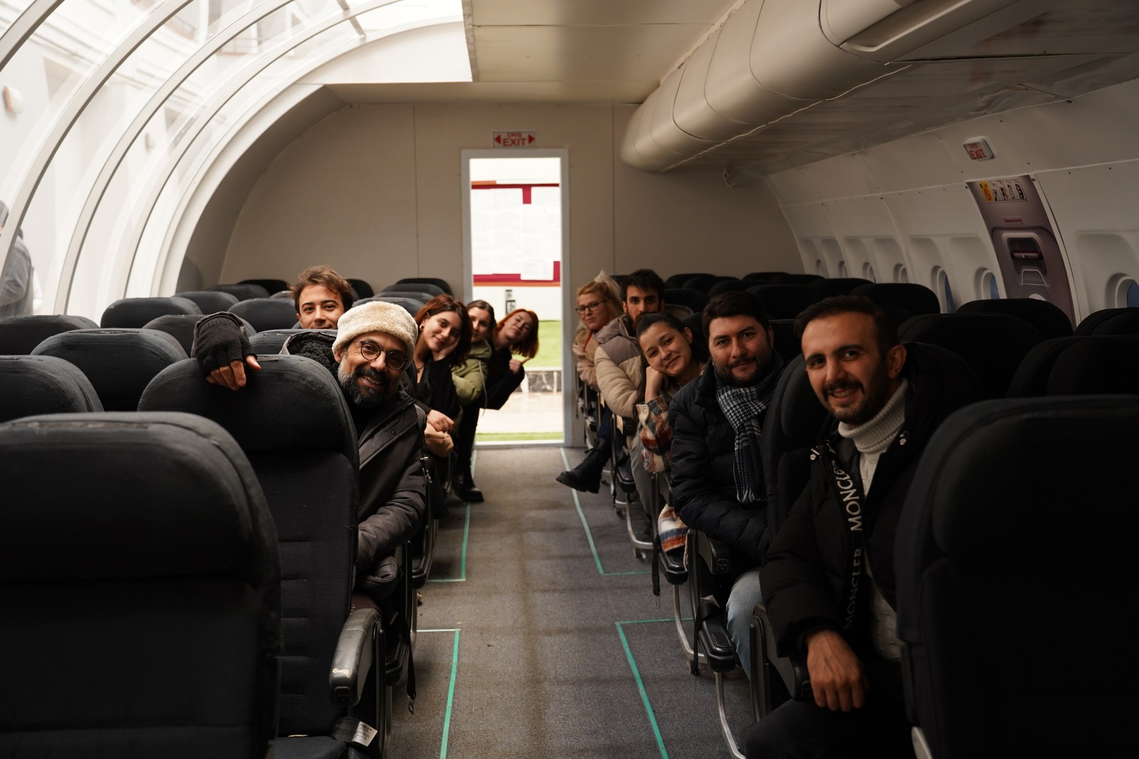 tiyatro-ekibi-tiyatro-gunleri-etkinliginin-ardindan-universitemizi-gezdi-4232