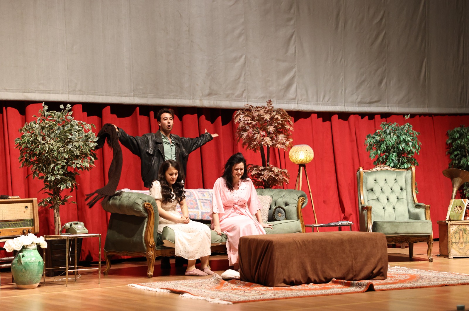 the-curtain-opened-for-the-last-time-in-the-1st-theatre-days-4247