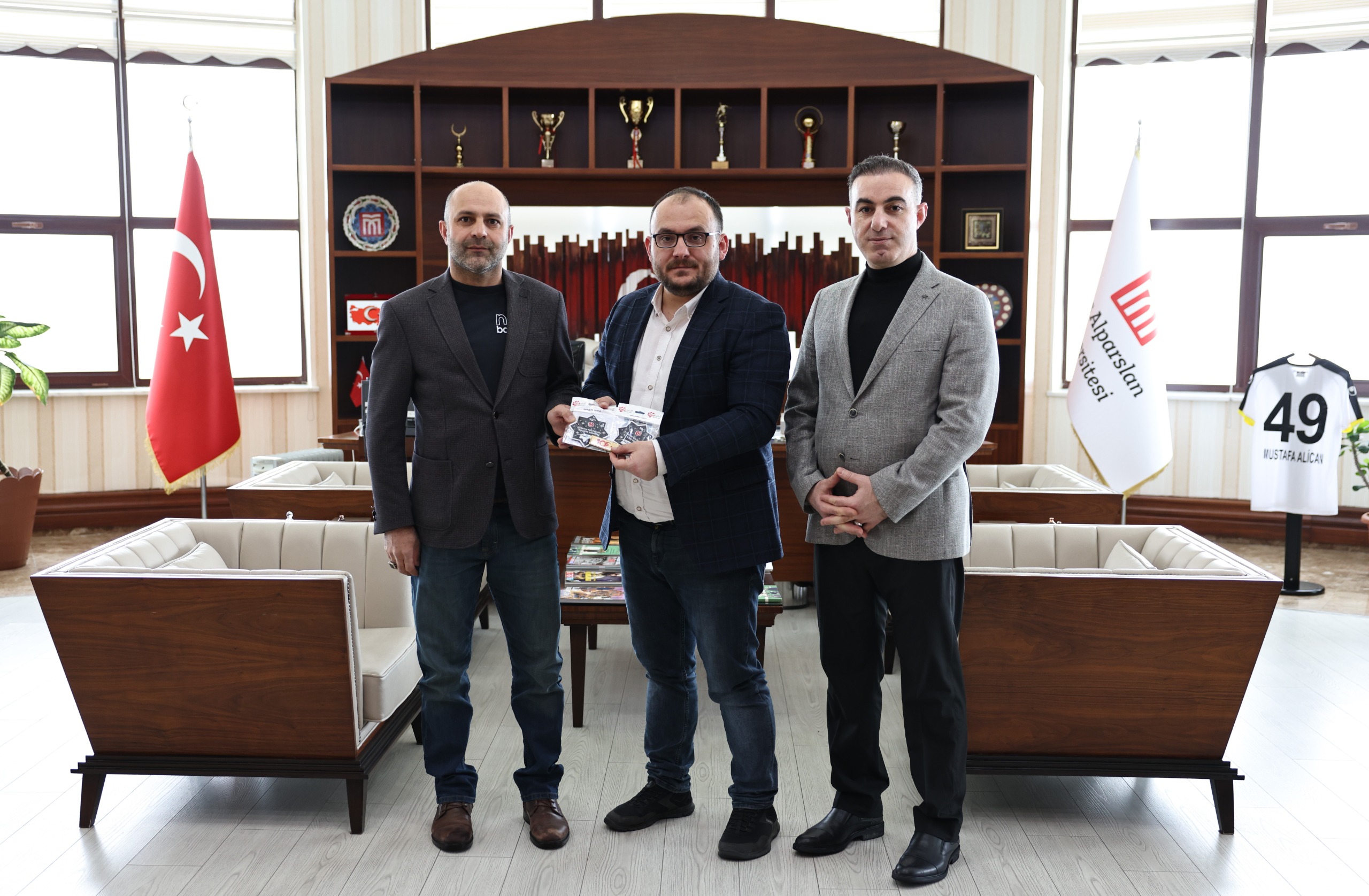 ogretim-uyemiz-kennedy-uzay-merkezinden-donus-yapti-4266