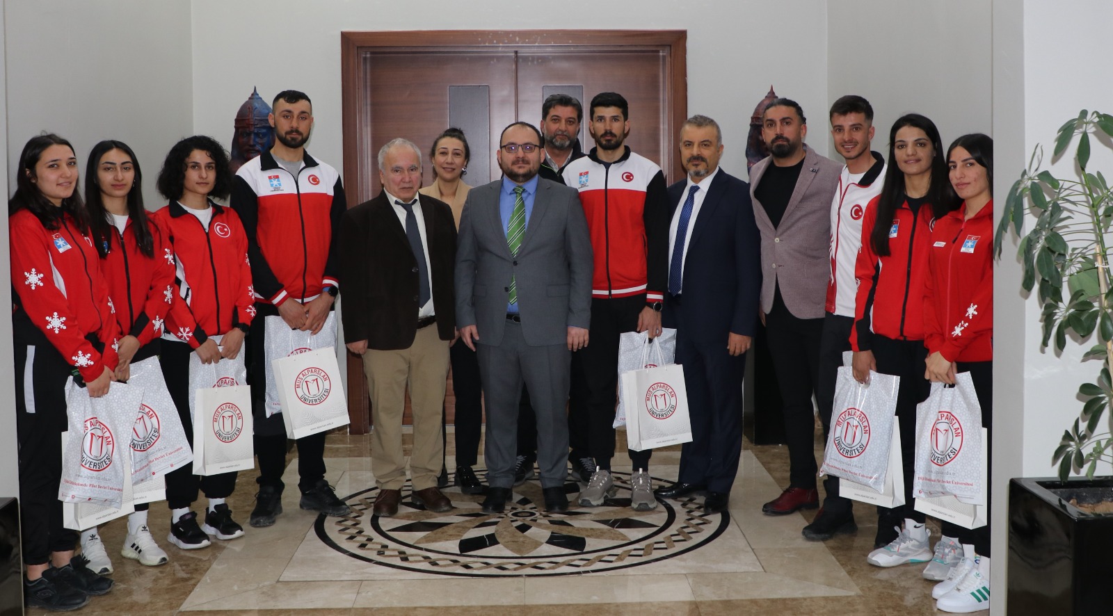 visit-from-our-cross-country-skiing-and-biathlon-team-to-our-rector-4378