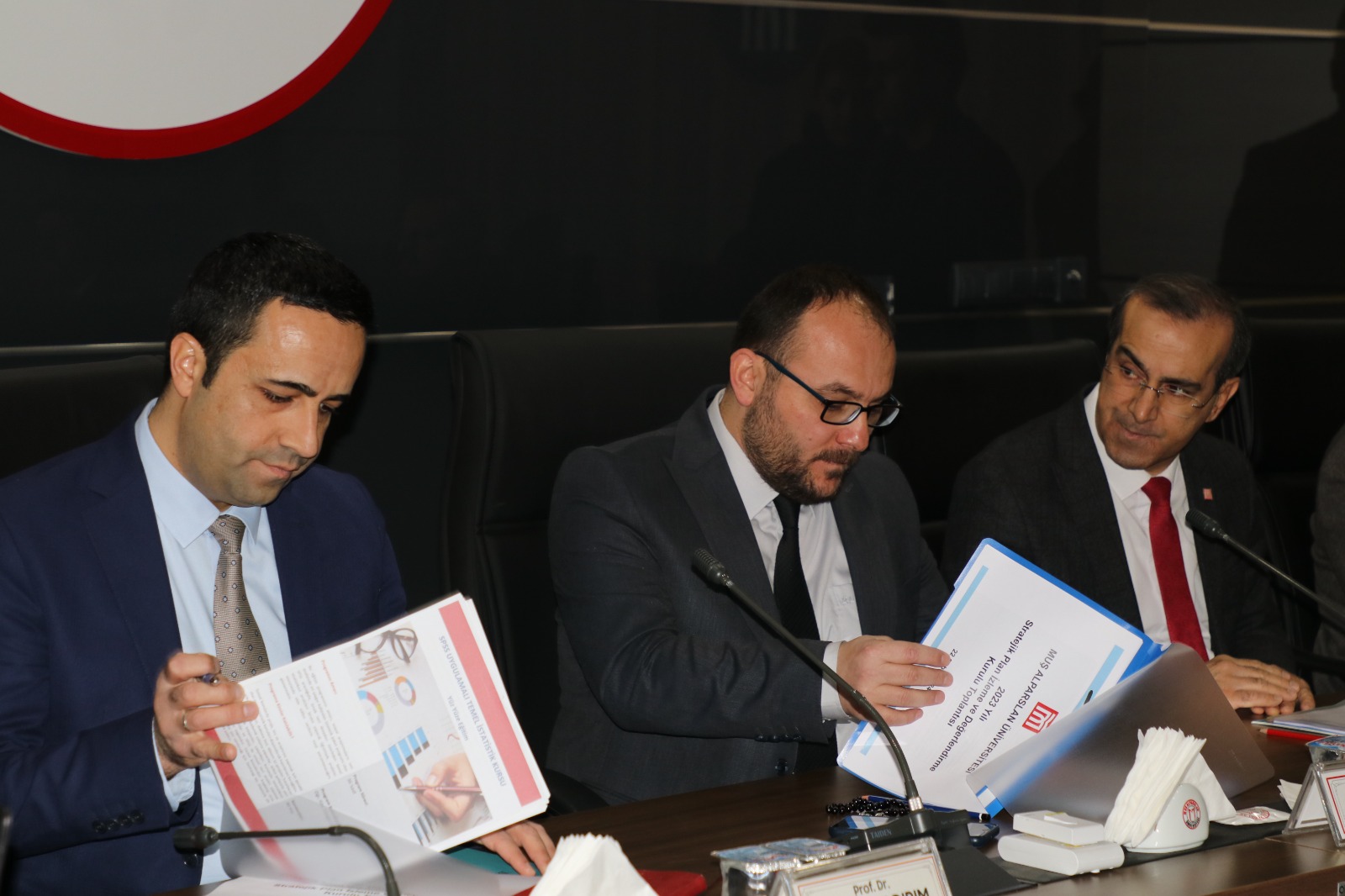 2023-yilina-ait-stratejik-plan-degerlendirme-toplantisi-universitemiz-1071-malazgirt-kongre-ve-kultur-merkezi-senato-salonunda-gerceklestirildi-4382