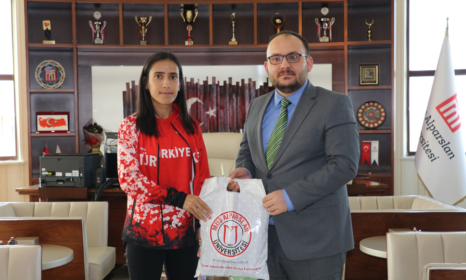 visit-from-national-team-athlete-student-derya-kunur-to-our-rector-4387