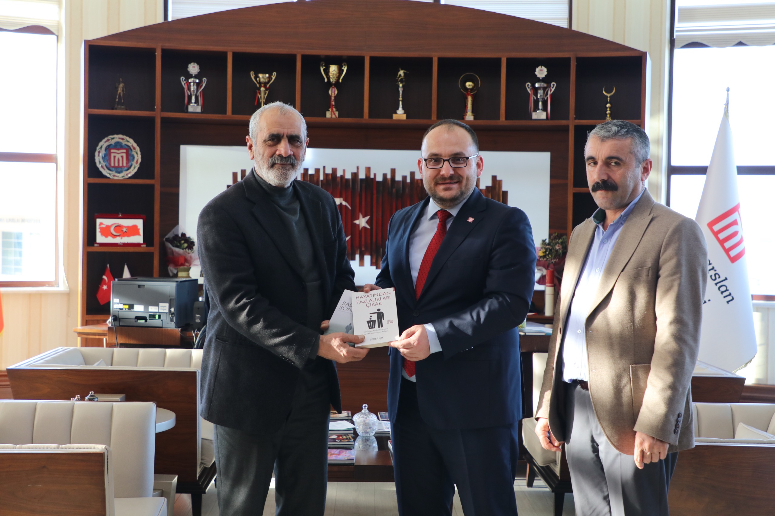 courtesy-visit-from-seref-isik-to-our-rector-4445