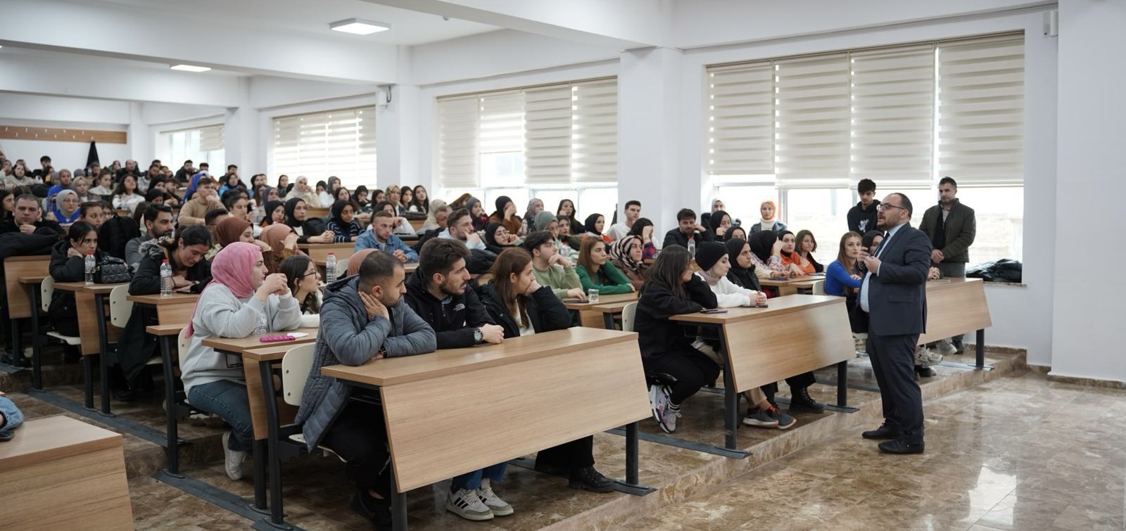 maun-rector-met-with-the-students-of-the-faculty-of-science-and-literature-4533