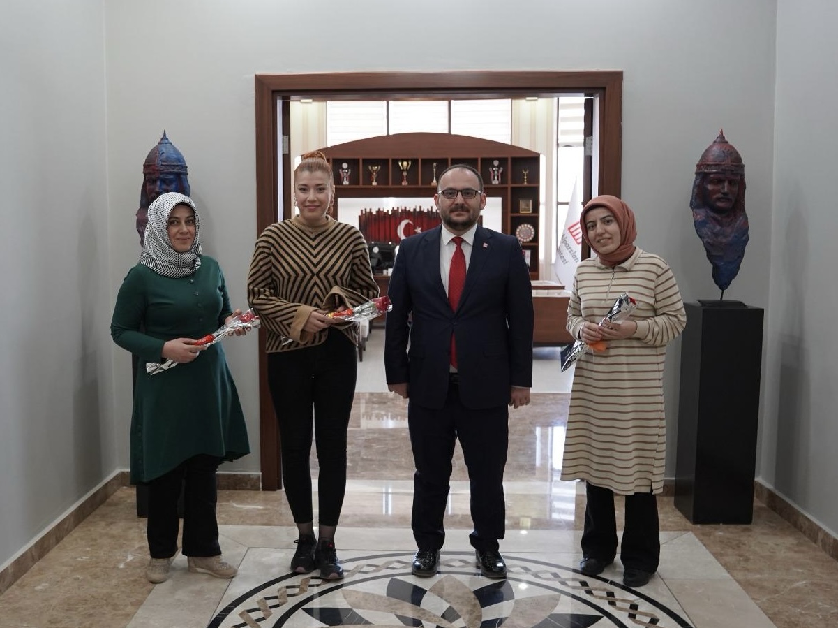 8-mart-dunya-kadinlar-gununde-rektorumuzden-anlamli-ziyaret-4540