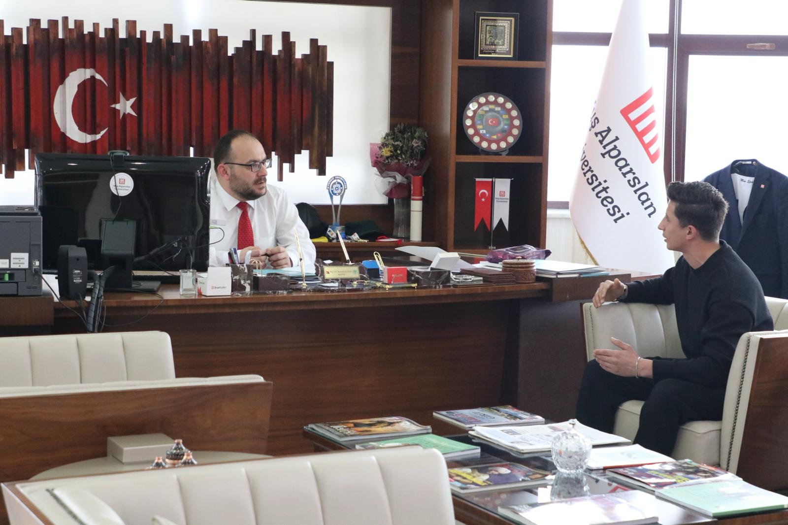 rektorumuz-ogrencilerle-bulusmaya-devam-ediyor-4541