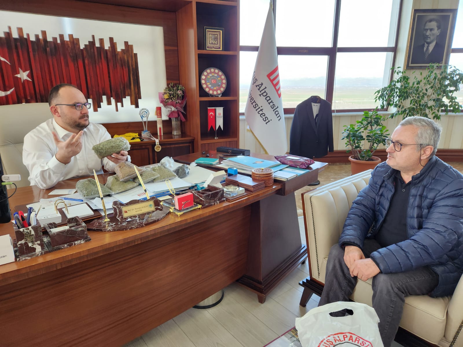 dr-yenikalayci-kampusumuzun-sifali-bitkilerini-rektorumuze-takdim-etti-4582