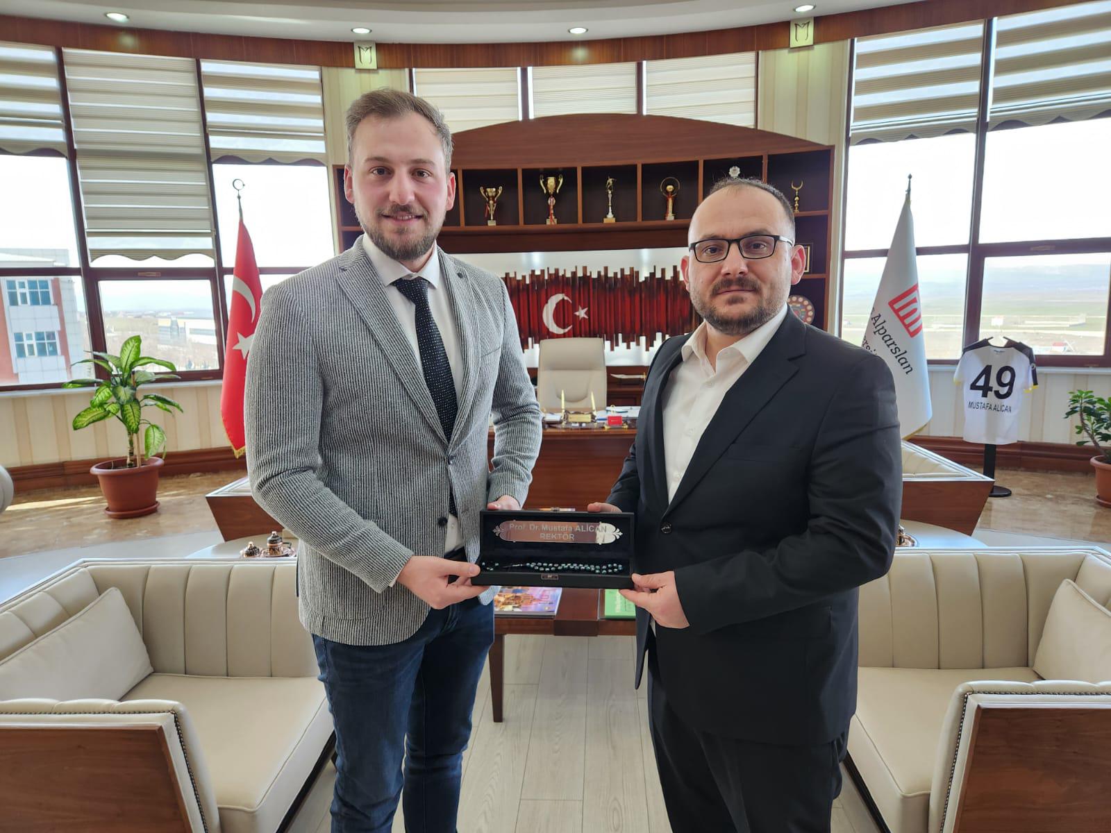 akademisyenimizden-rektorumuze-ziyaret-4585