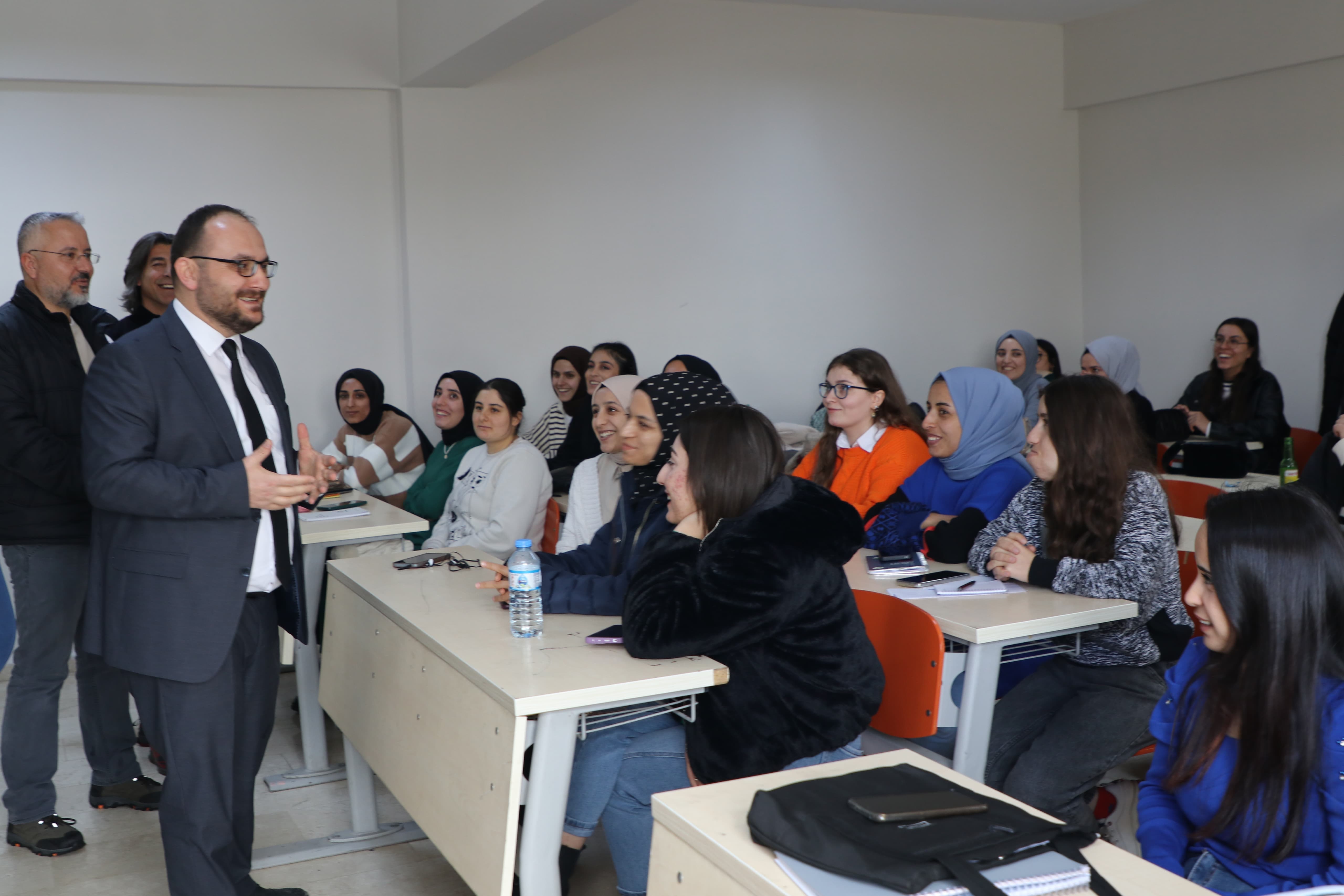 our-rector-met-malazgirt-vocational-school-students-4607