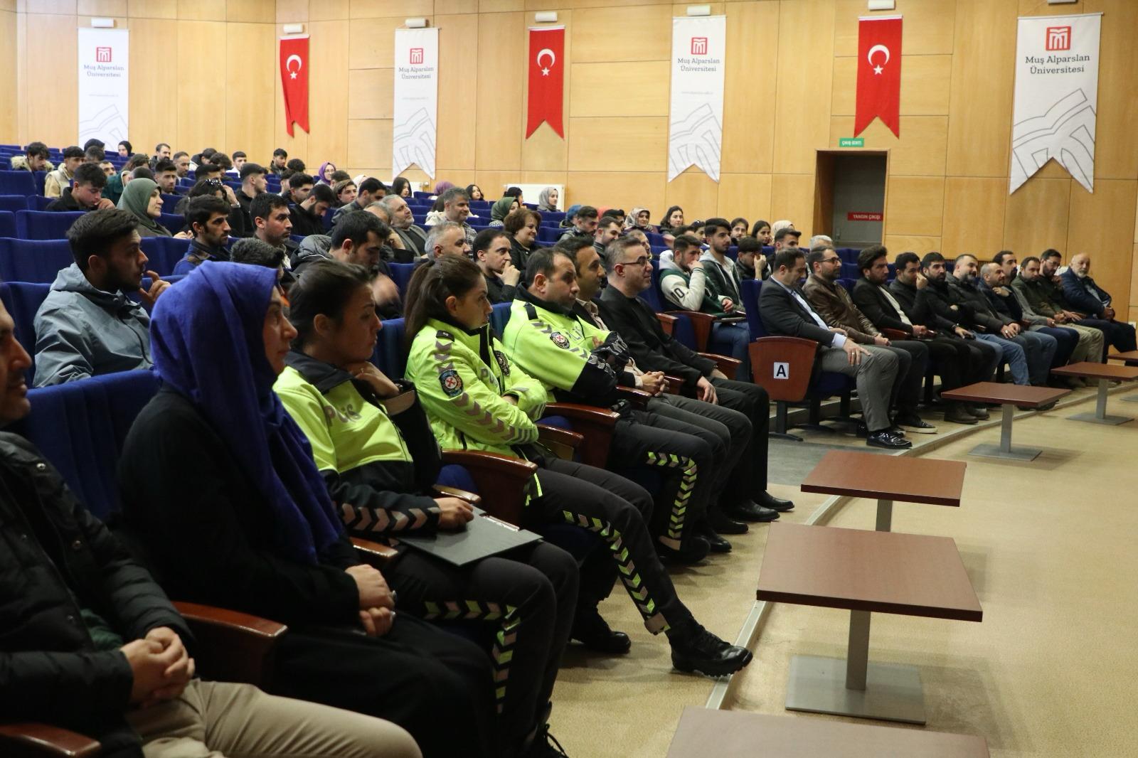 universitemiz-ve-mus-emniyet-mudurlugu-is-birligiyle-temel-trafik-egitimi-etkinligi-duzenlendi-4614