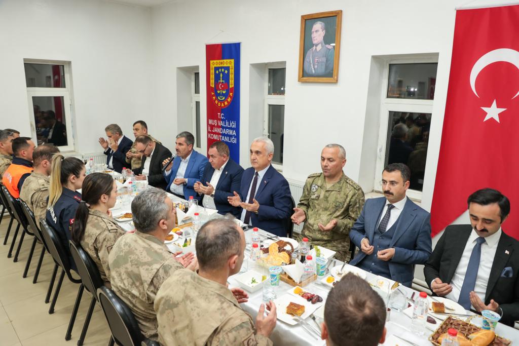rektorumuz-askerlerimizle-iftar-yapti-4616
