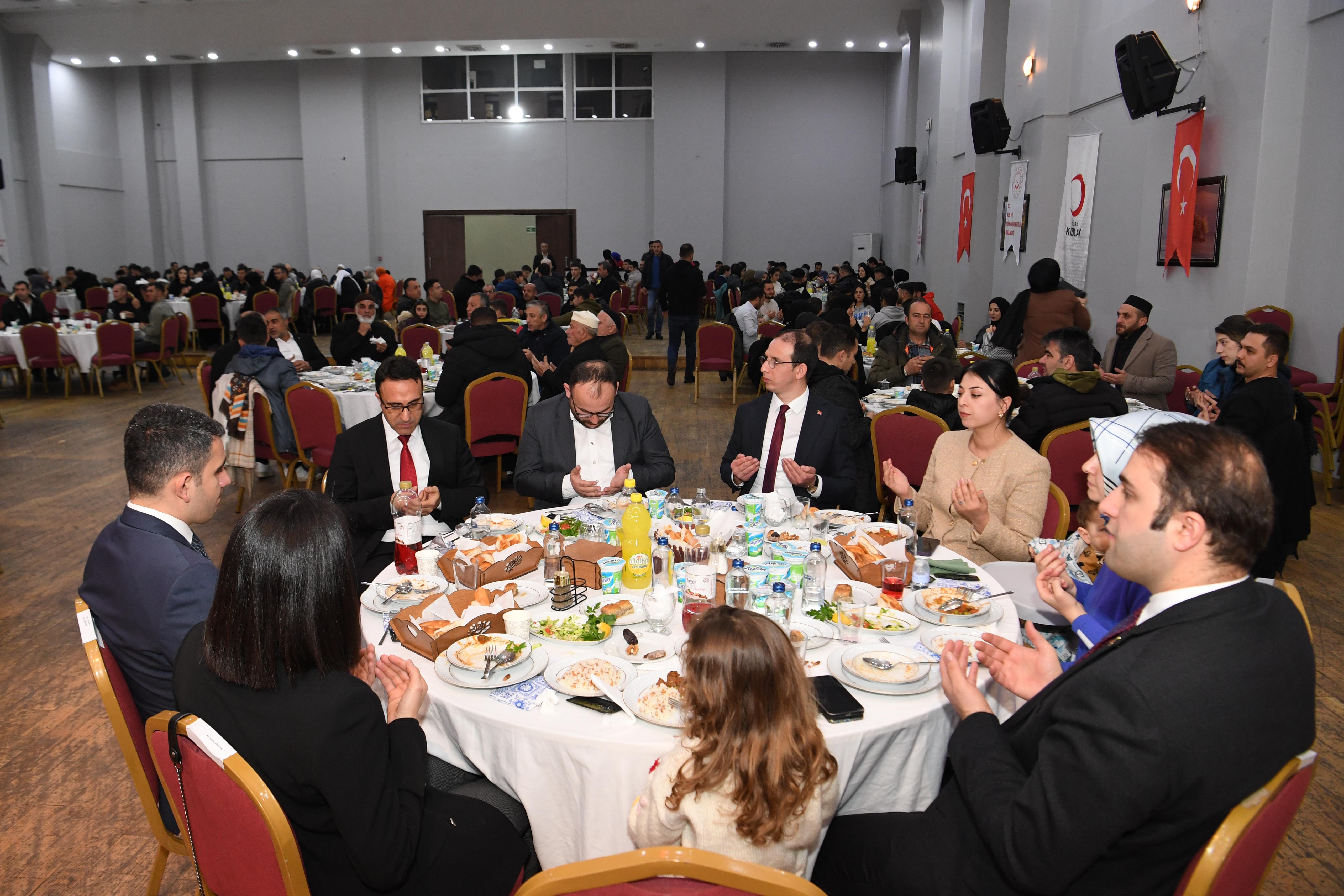 rektorumuz-sehit-ve-gazi-aileleriyle-iftar-yapti-4645