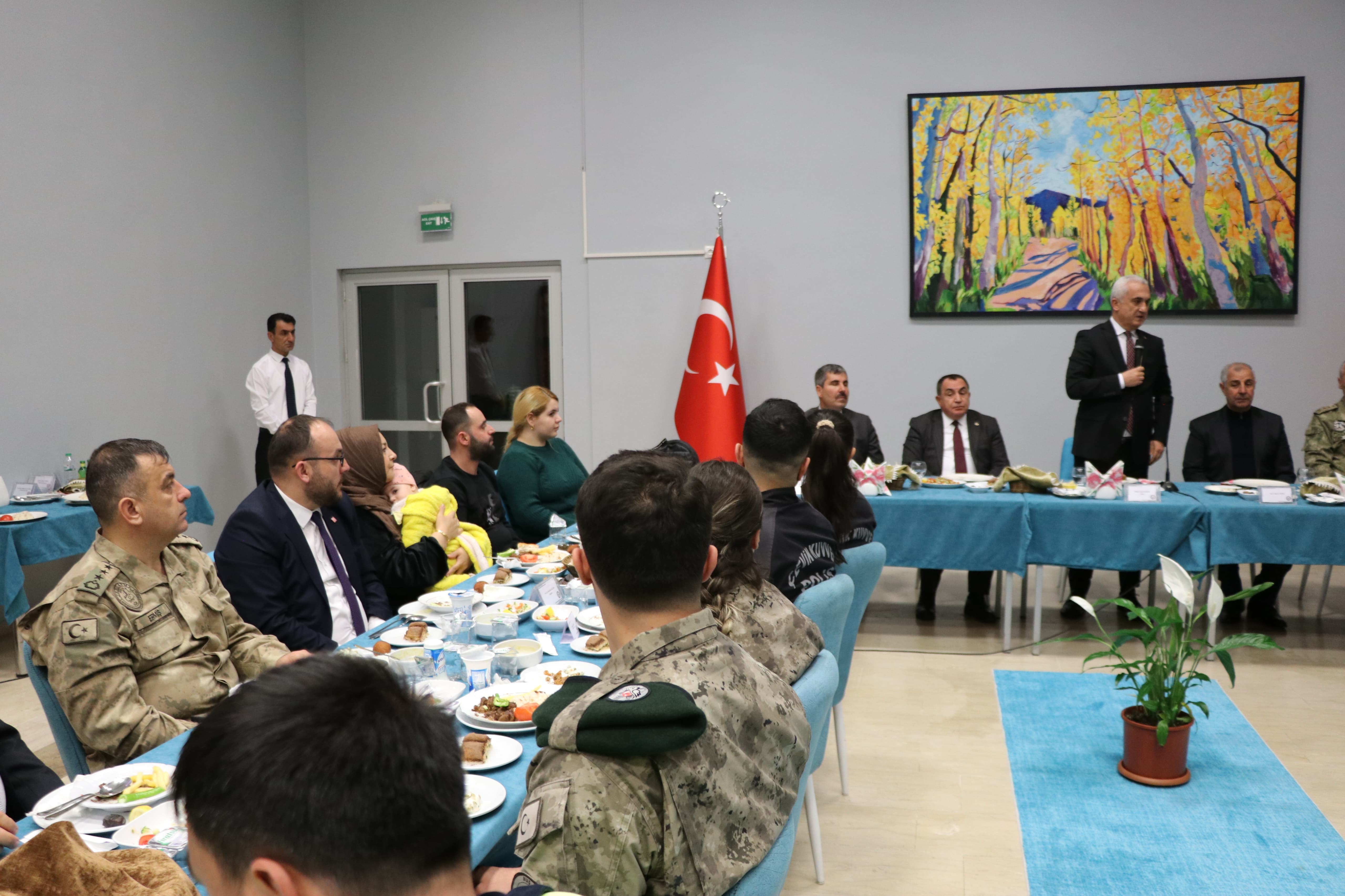 rektorumuz-iftarda-polislerimizle-bulustu-4672