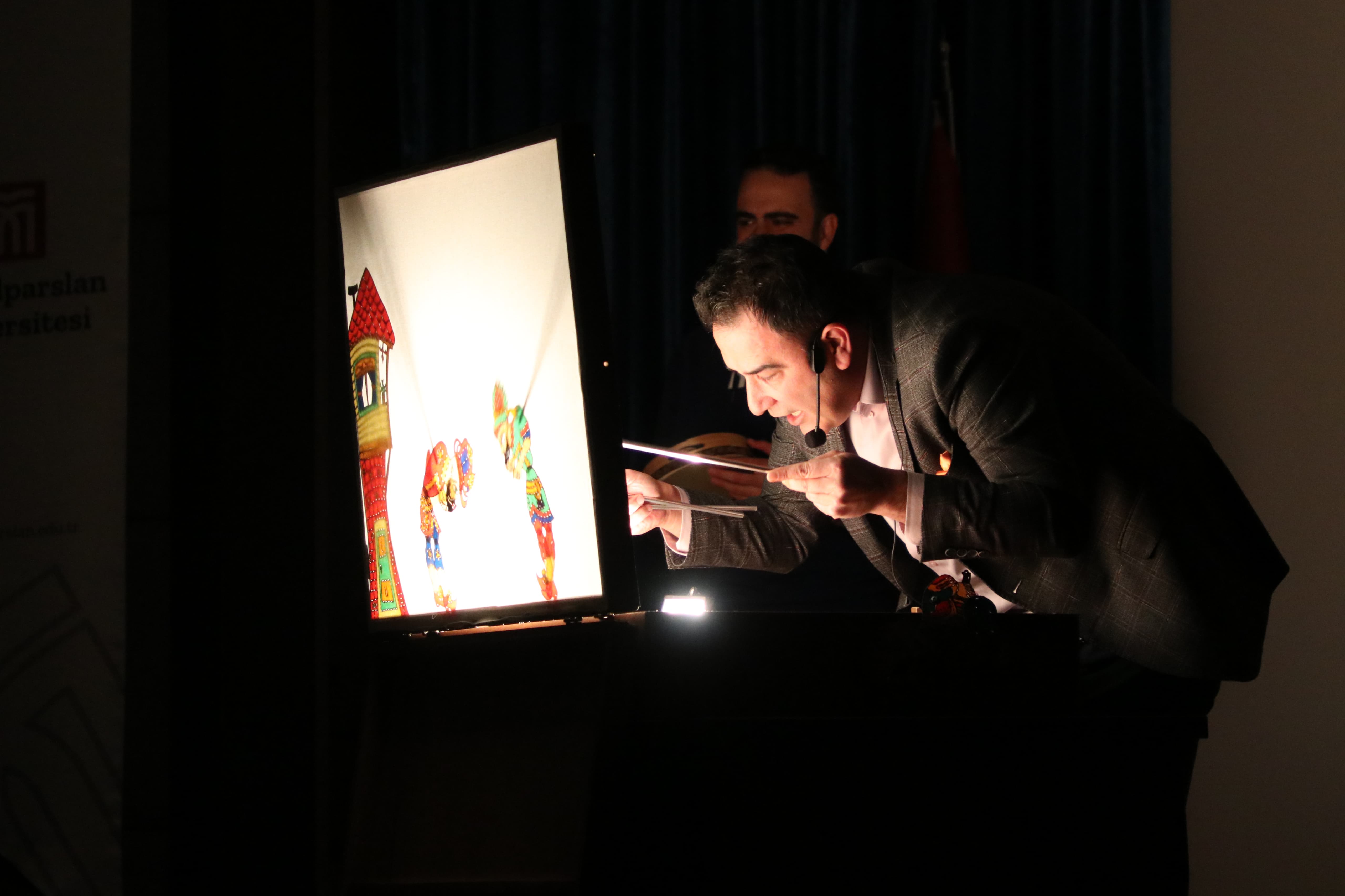 universitemizde-golge-oyunu-sahnelendi-4673