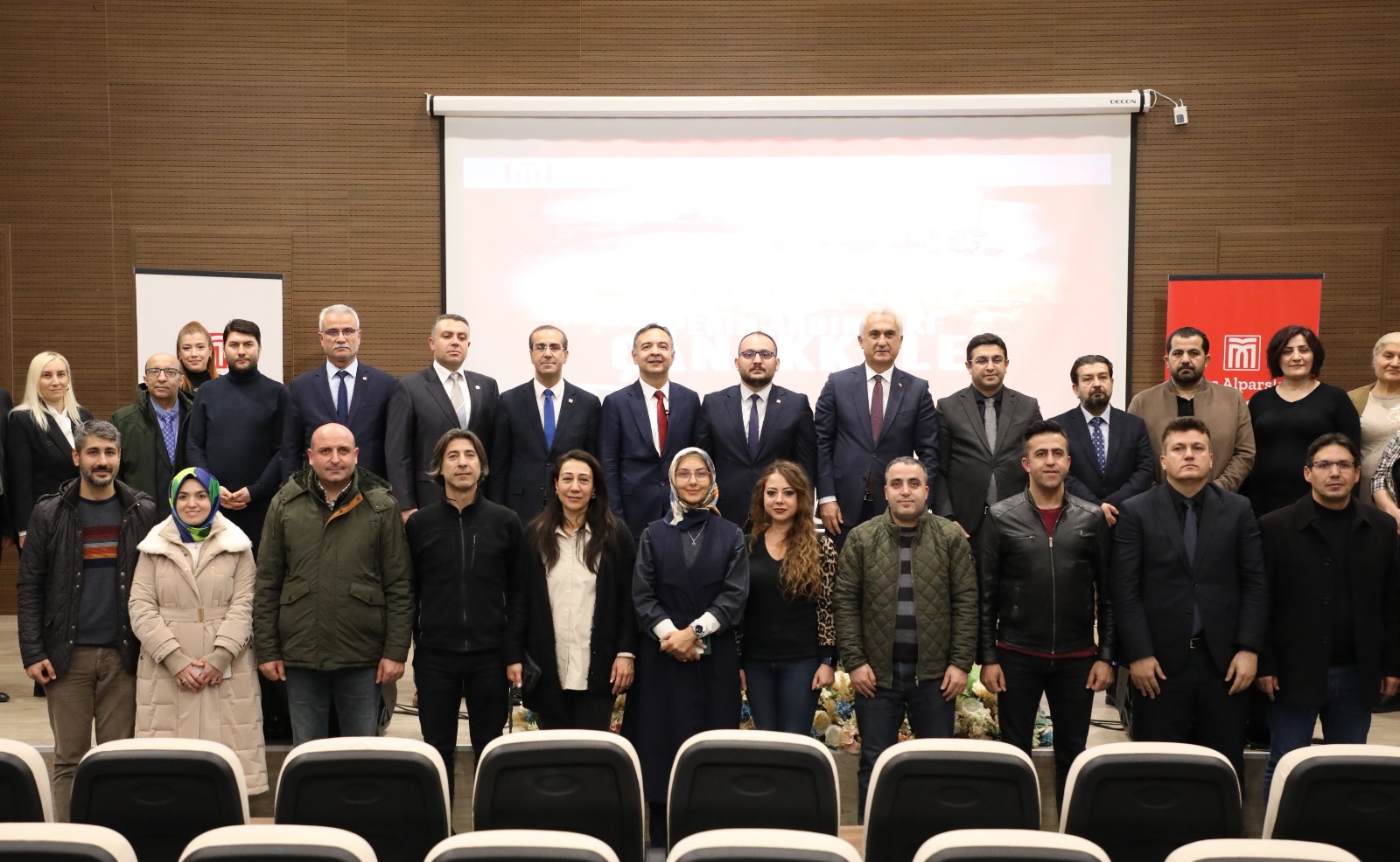 universitemizde-duzenlenen-siperin-ardinda-canakkale-konferansi-buyuk-ilgi-gordu-4687