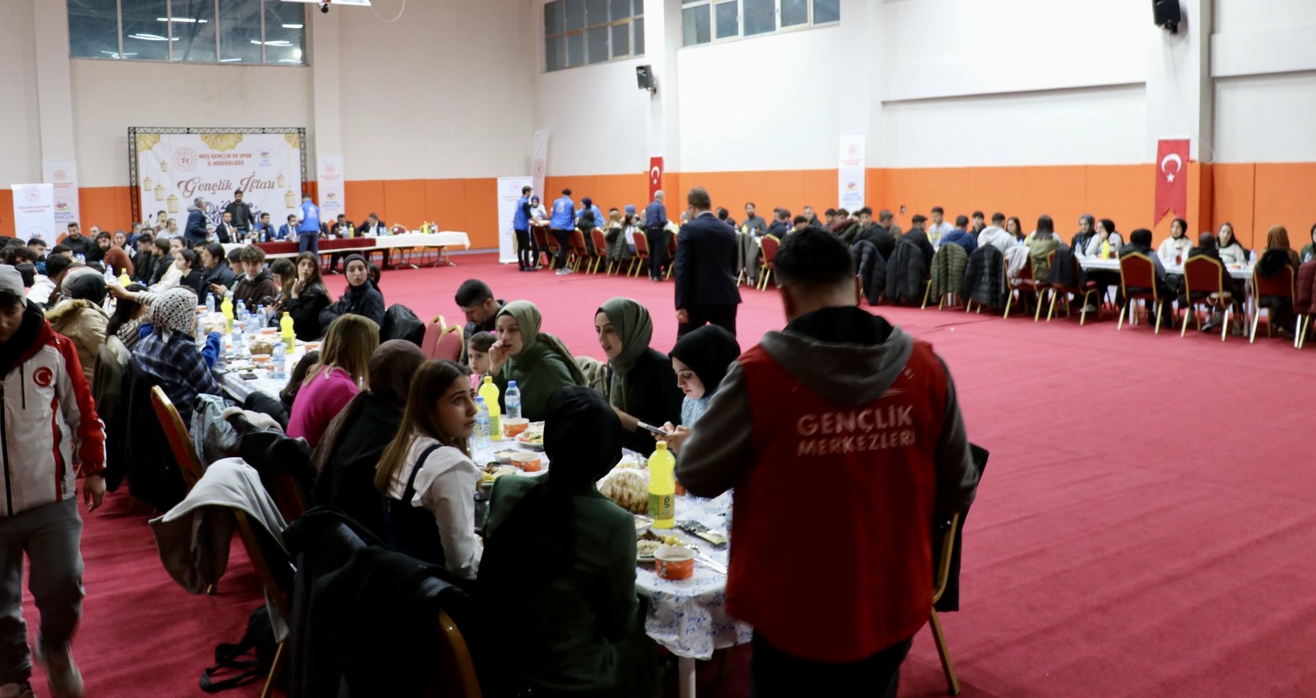 rektorumuz-bulanikta-yuksekokul-ogrencileriyle-iftarini-acti-4709