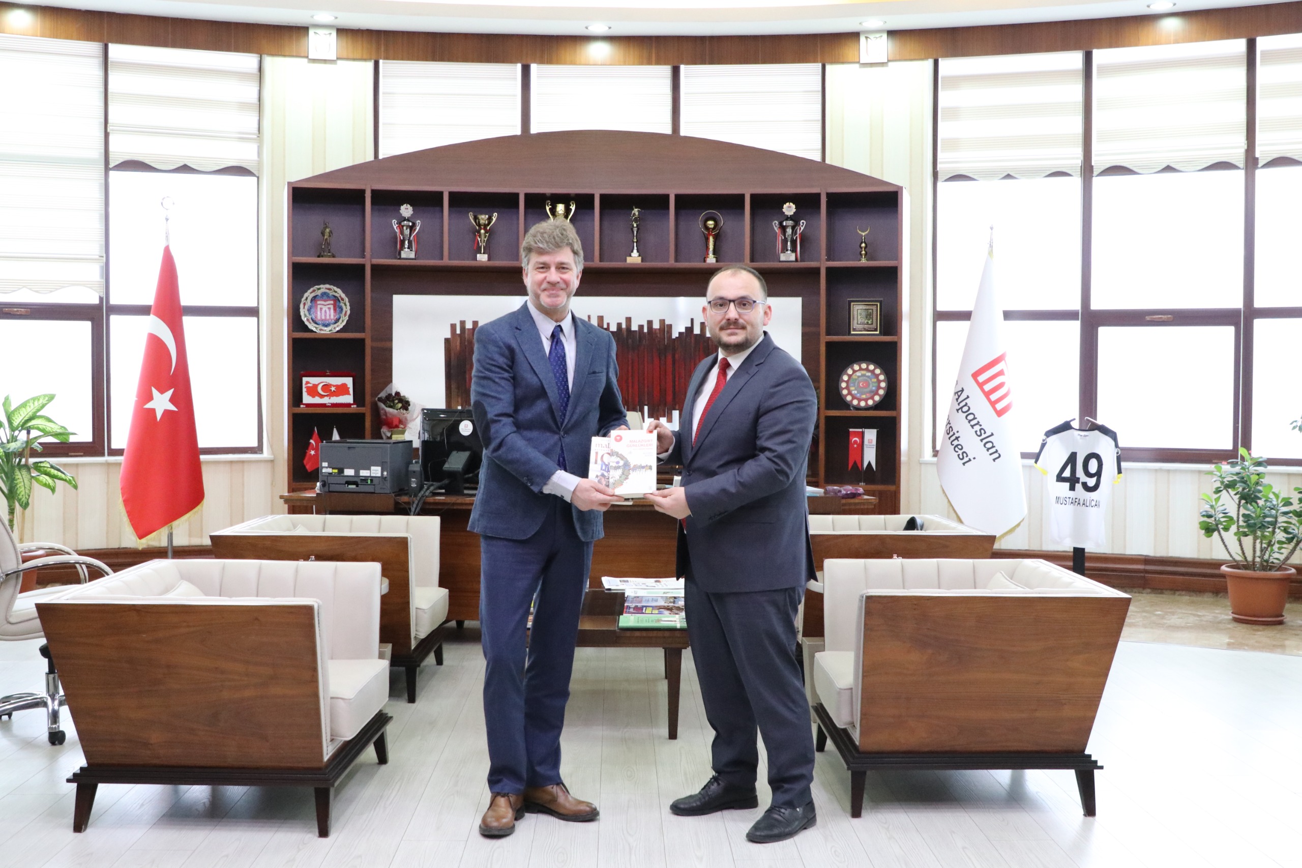 rektorumuze-devlet-opera-ve-bale-genel-muduru-tan-sagturk-ve-ekibinden-ziyaret-4712