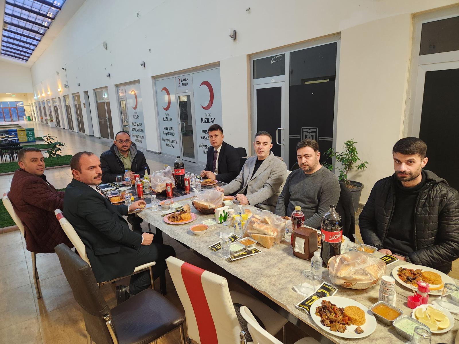 rektorumuz-ogrencilerimizle-iftar-sofrasinda-bulustu-4729