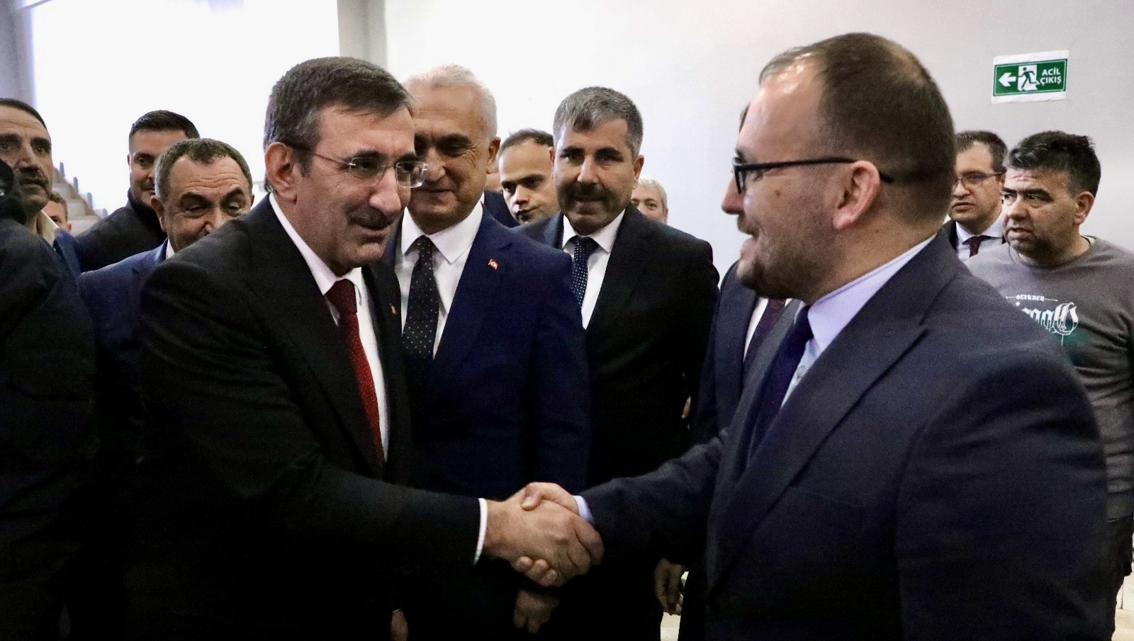 rektorumuz-cumhurbaskani-yardimcisi-cevdet-yilmaz-ile-iftarda-bulustu-4761