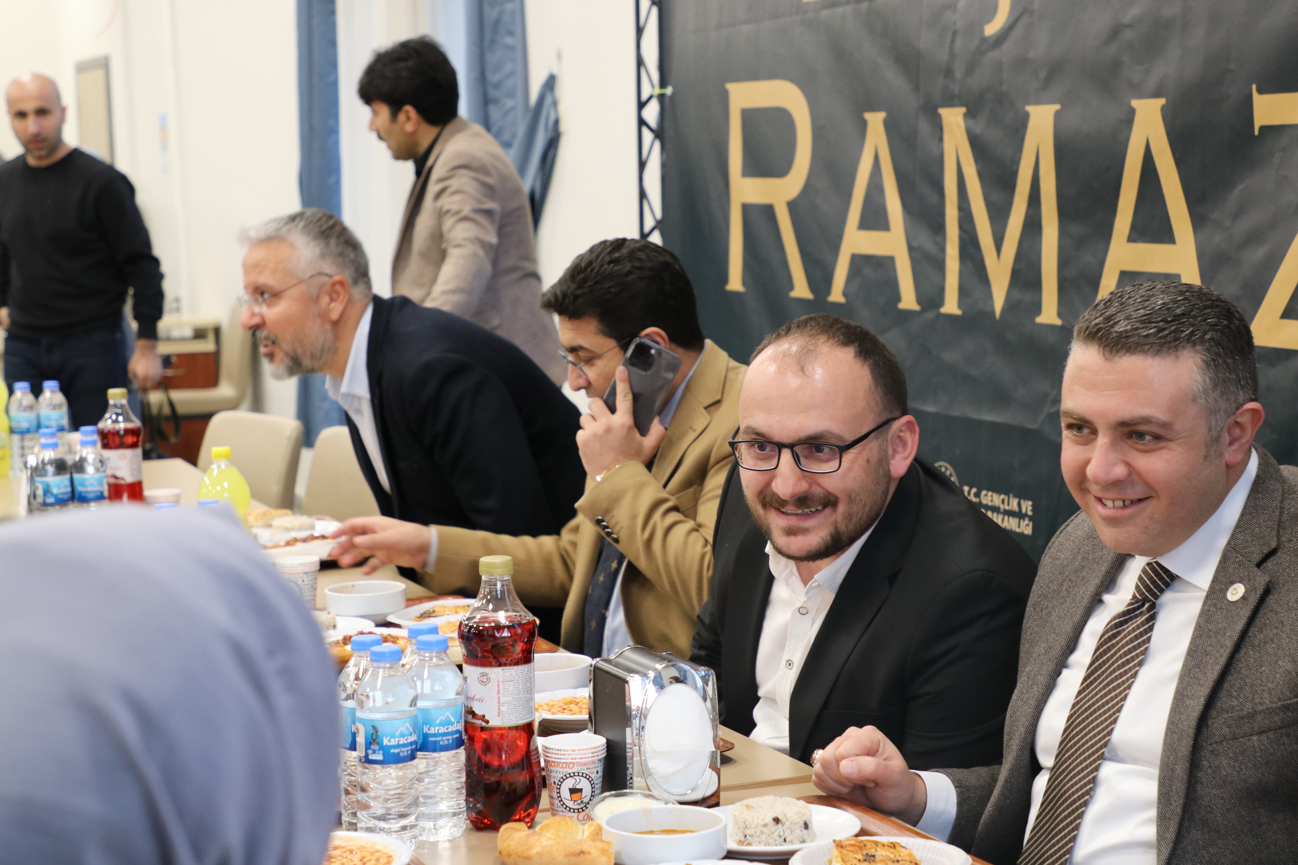 rektorumuz-malazgirtte-ogrencilerimizle-iftar-yapti-4775