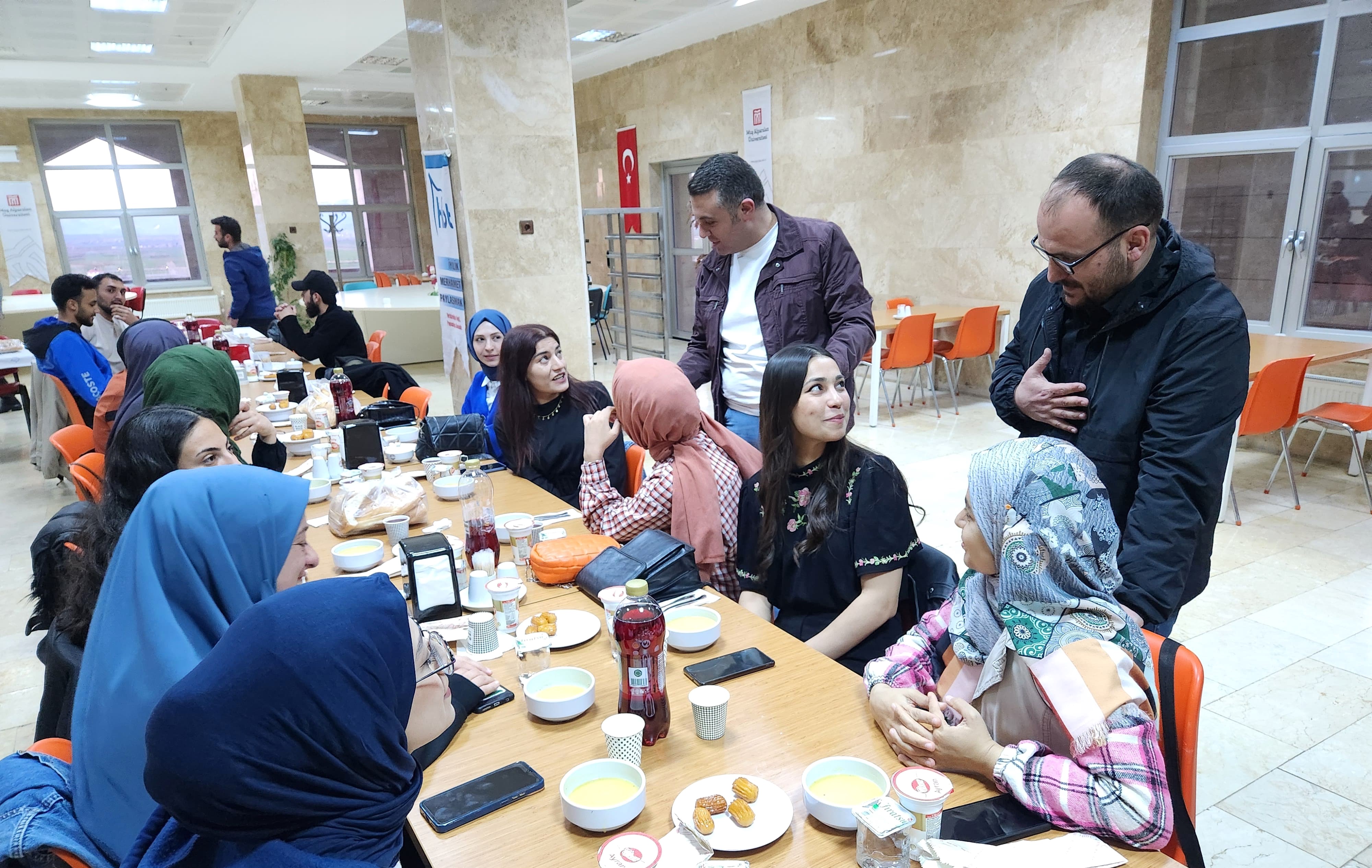 rektorumuz-ogrencilerimizle-iftar-sofrasinda-bulustu-4810