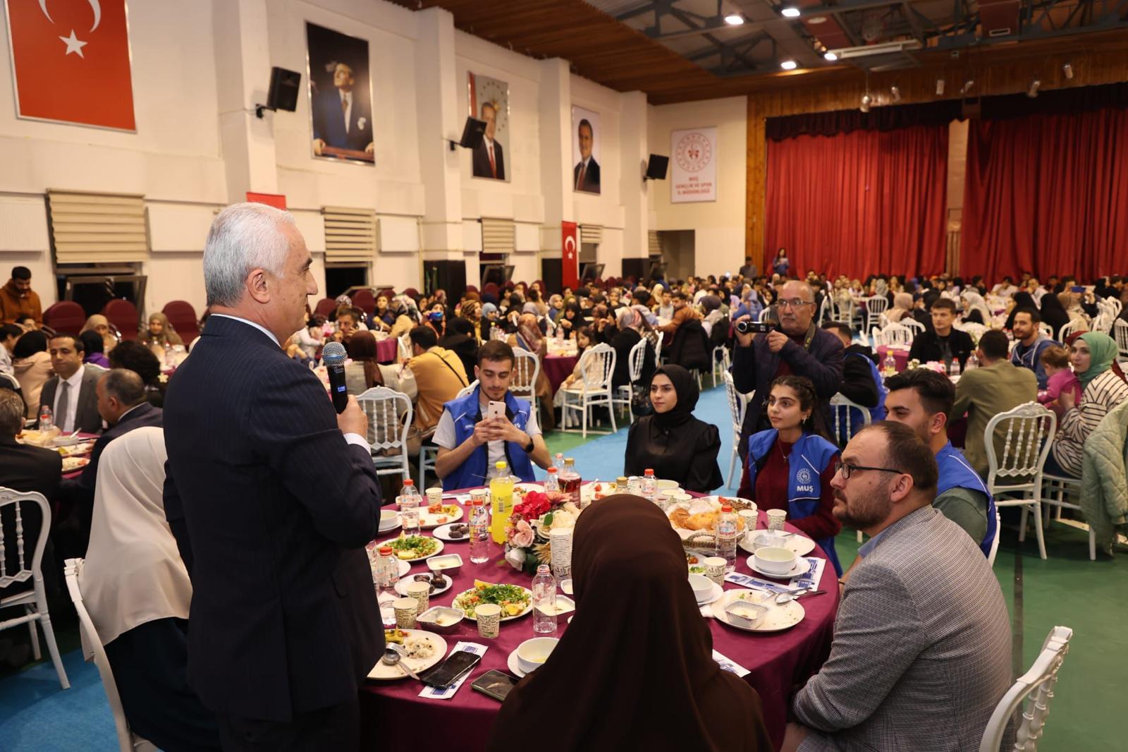 rektorumuz-genclik-iftarina-katildi-4823